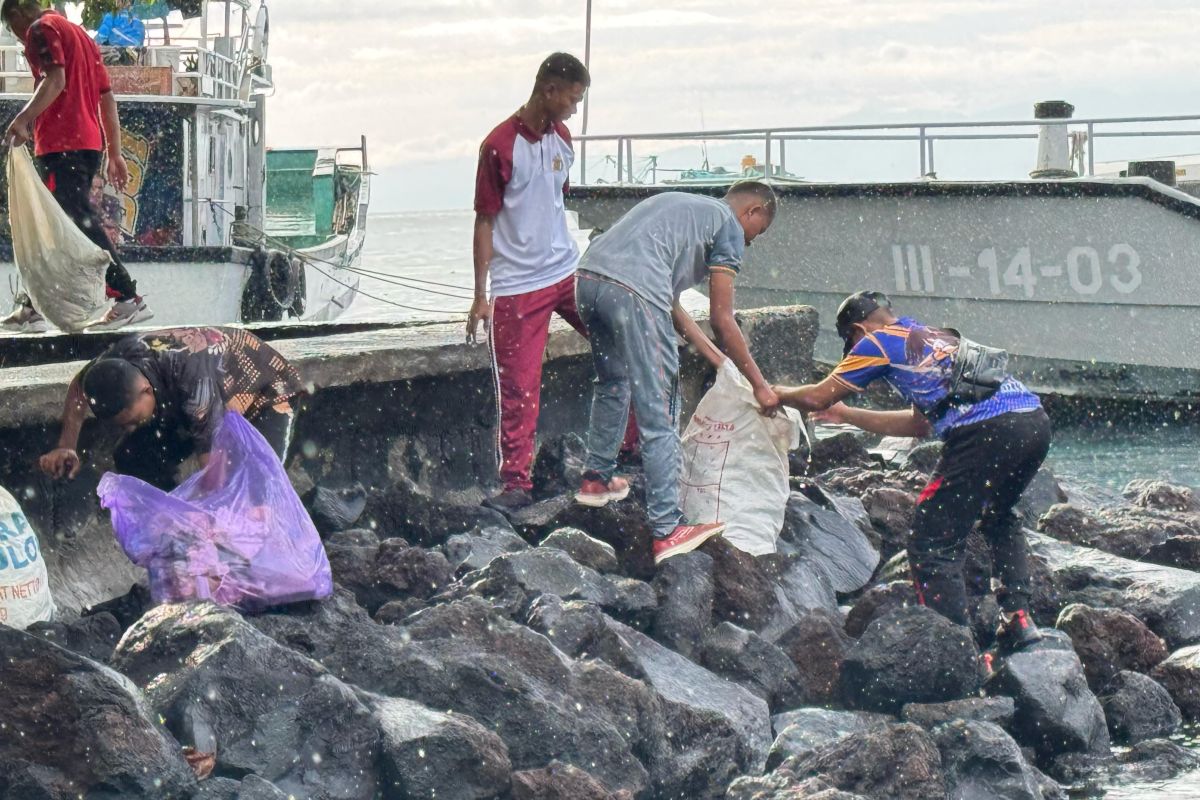 Polairud Polda Malut gelar  aksi bersih pantai peduli lingkungan