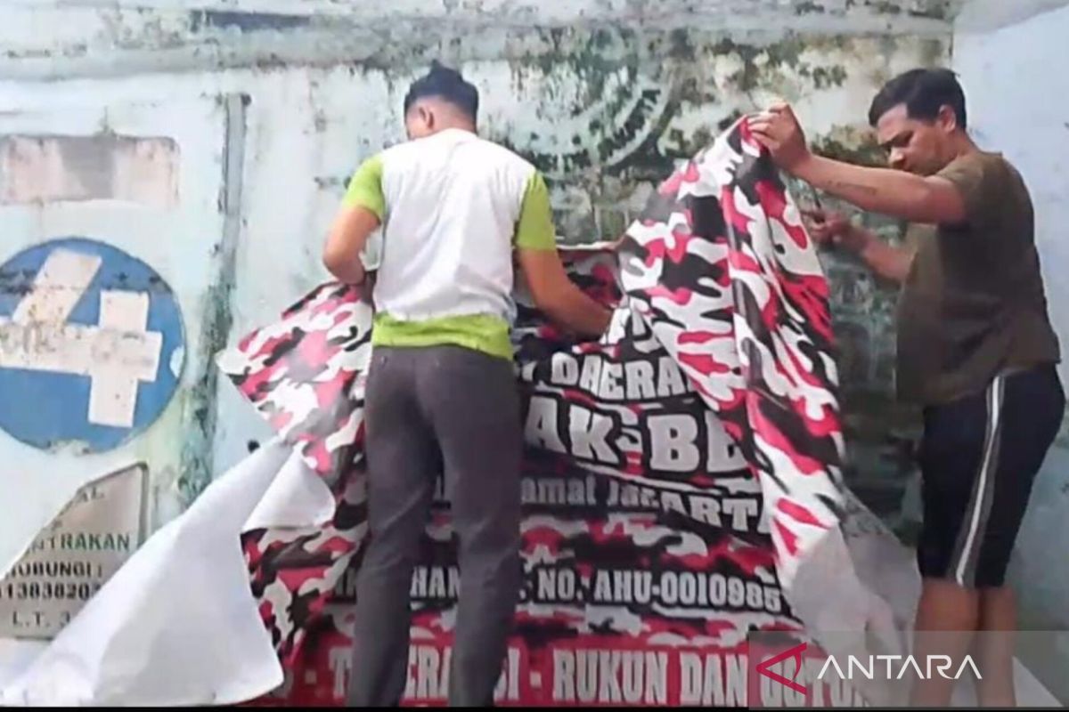 Polisi awasi penurunan atribut ormas secara mandiri di posko Makasar