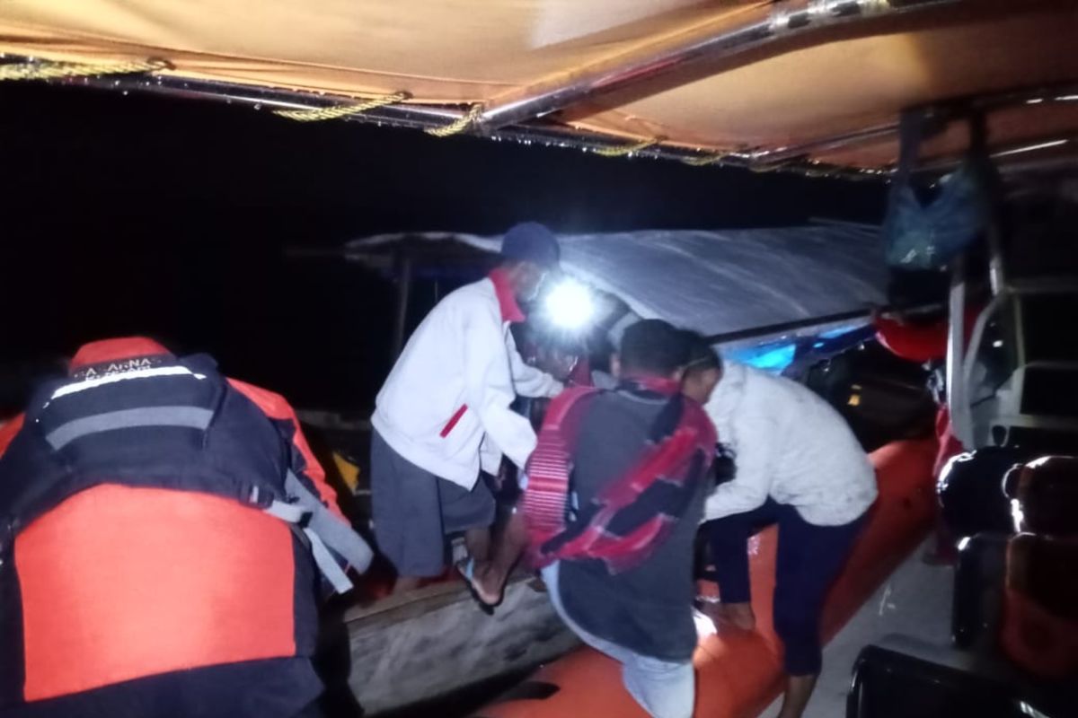 Tim SAR evakuasi enam Nelayan yang kecelakaan kapal di Wakatobi