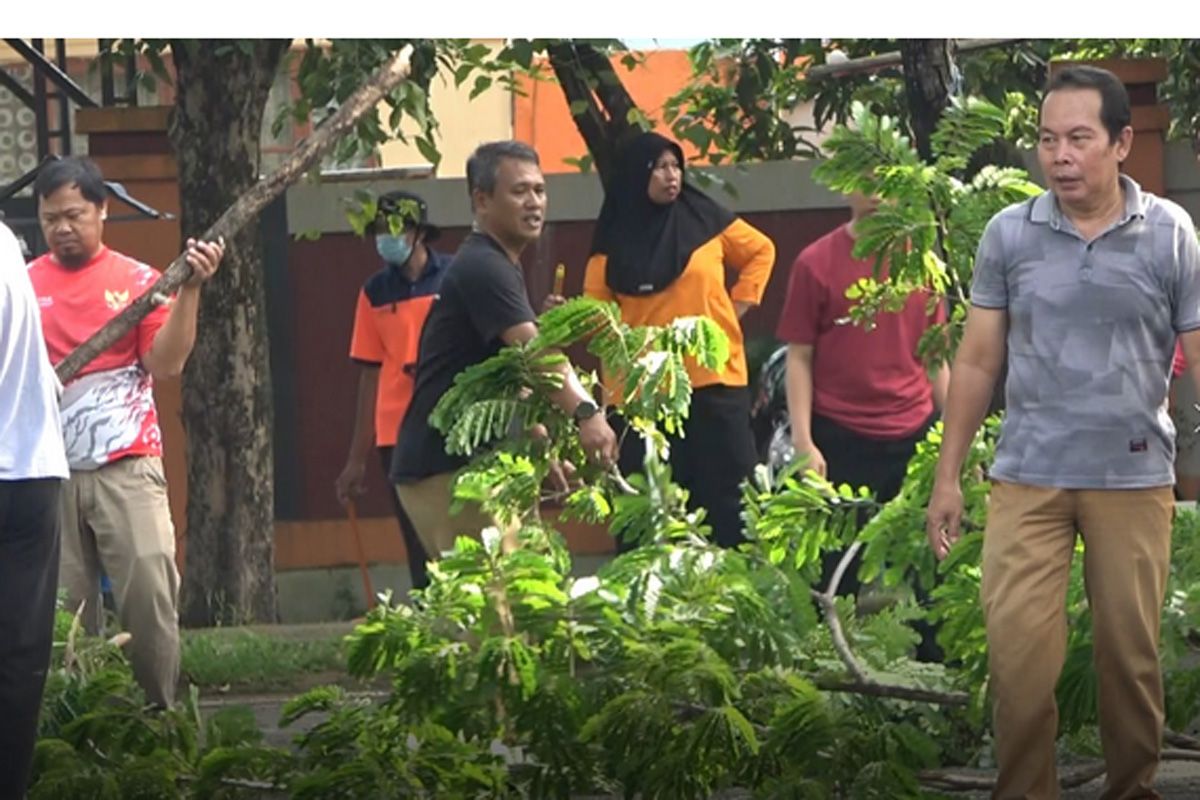 Peringati HUT ke-65, Pemkab Pangkep kerja bakti di Stadion Andi Mappe