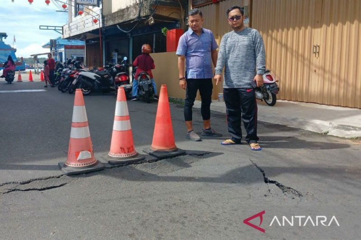 Akses Jalan Pelantar II Tanjungpinang ditutup akibat amblas