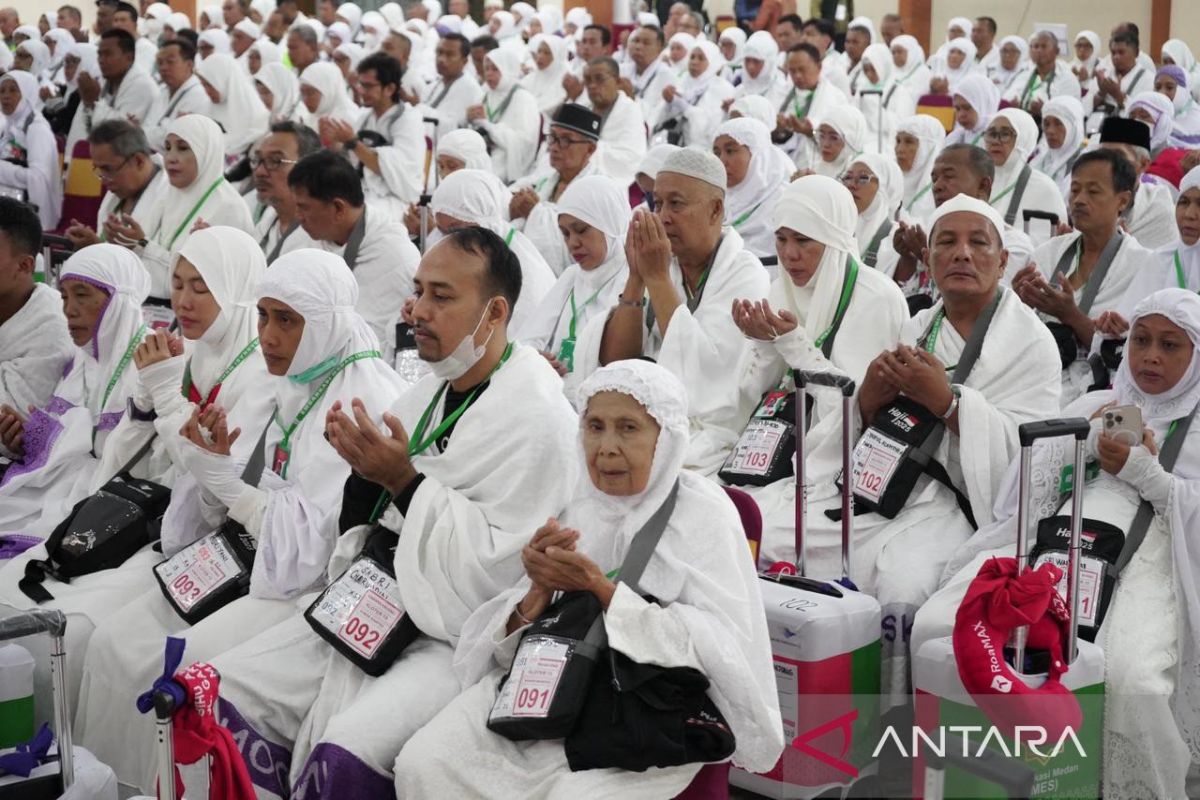 Calhaj Kloter 13 langsung pakai kain ihram sejak di Asrama Haji Medan
