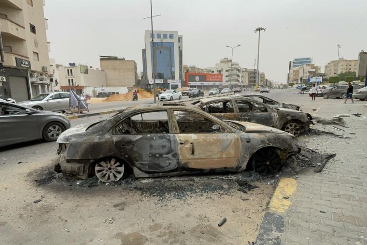 Protes Meletus di Tripoli, Pejabat Senior Undur Diri