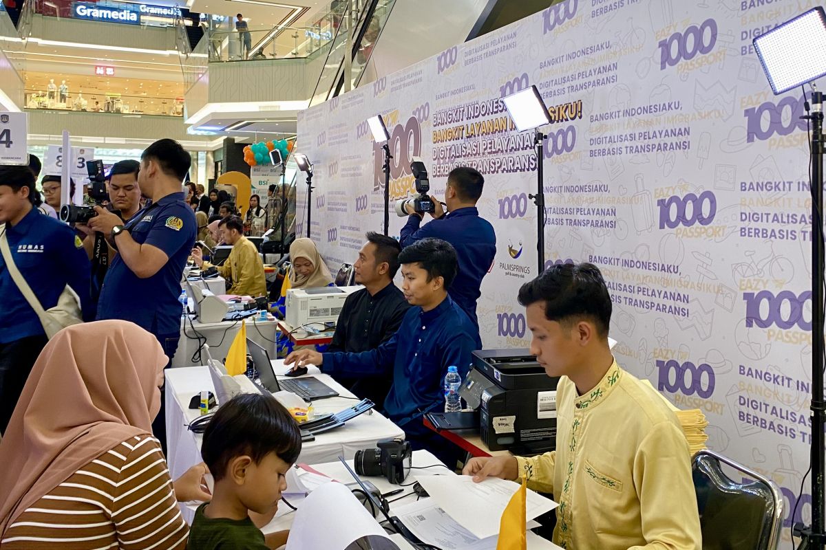 Kanwil Imigrasi Kepri dekatkan layanan masyarakat dengan 1.000 paspor massal