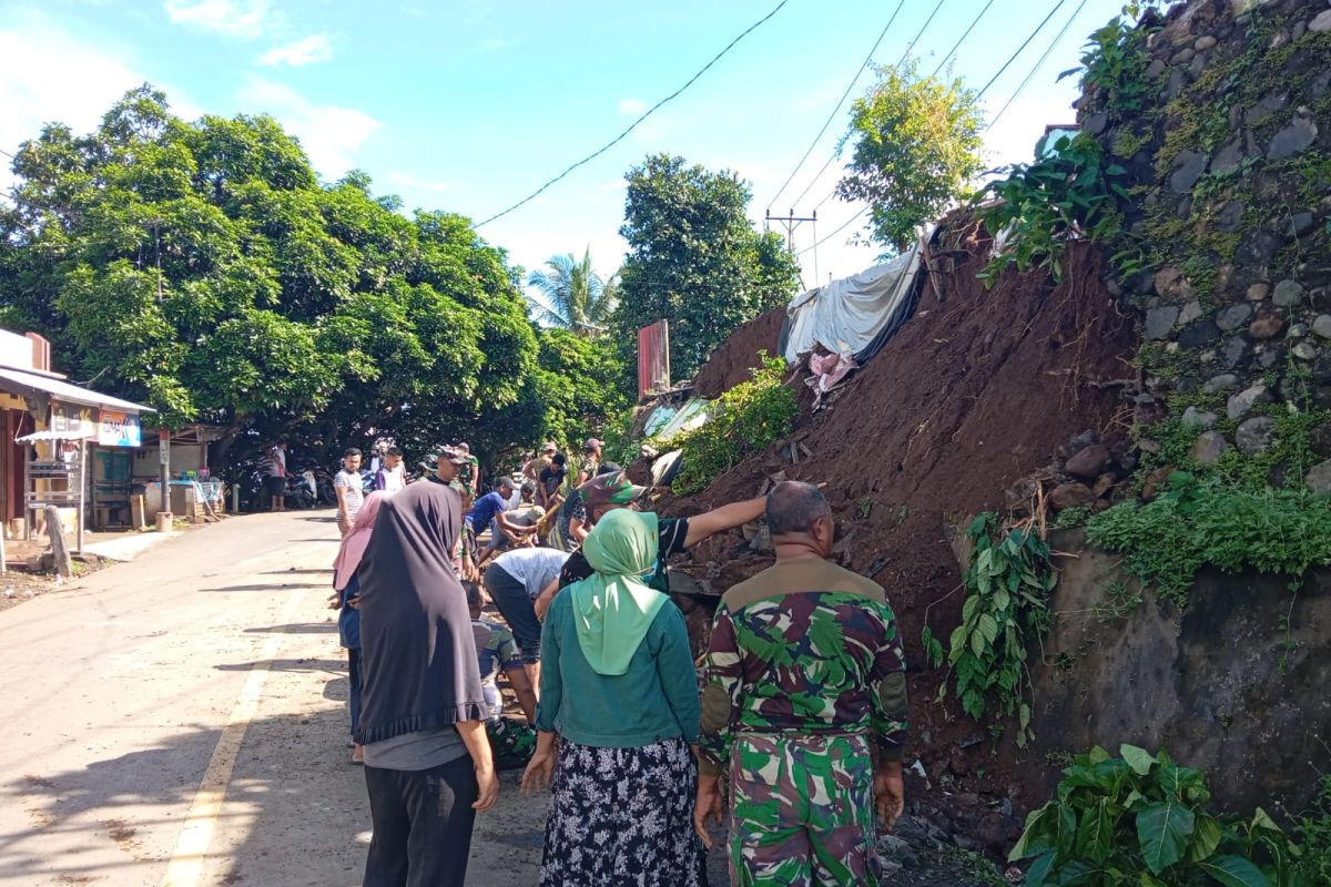 TNI/Polri bersama warga bersihkan material longsoran pagar dan talud di Pulau Ternate
