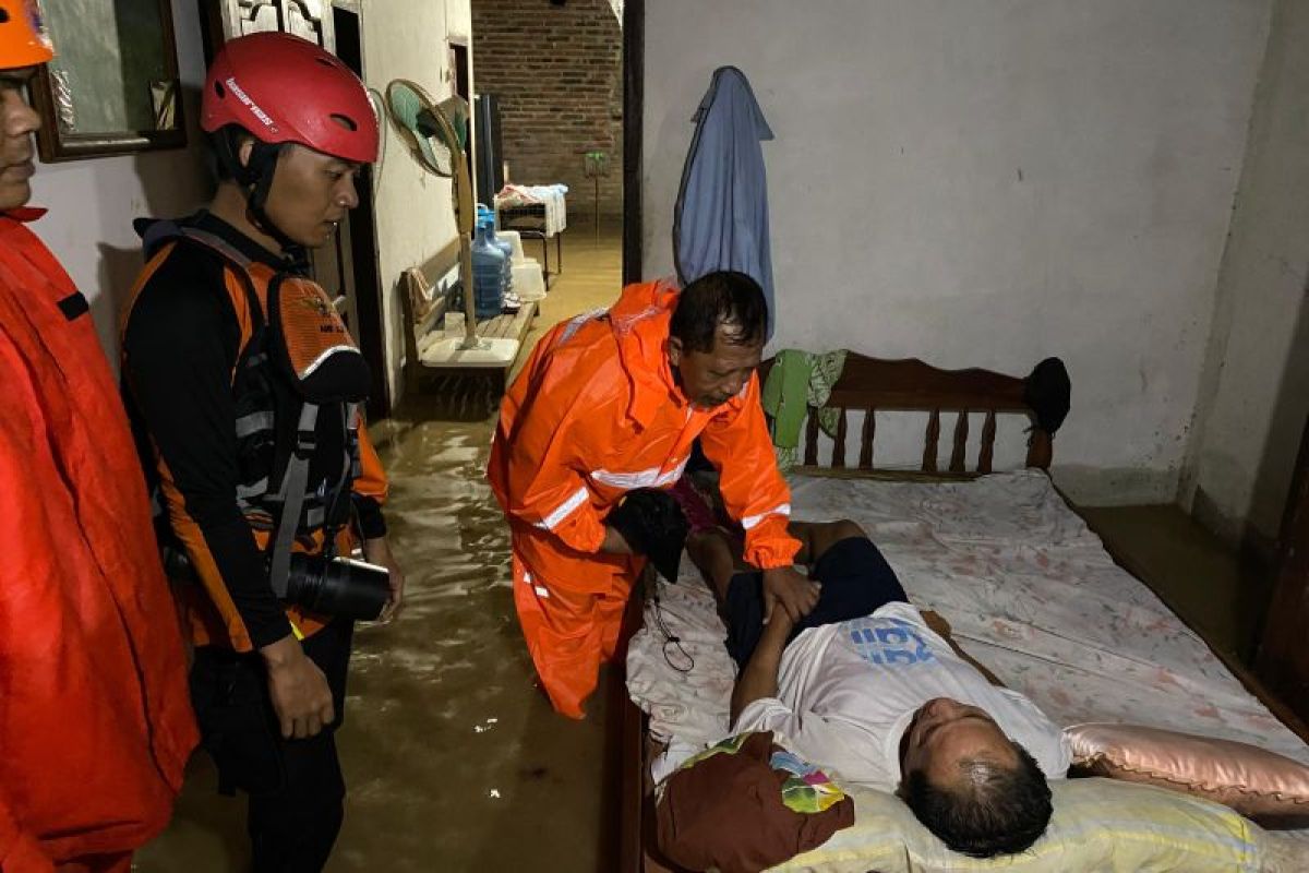 Tim SAR evakuasi 28 warga yang terjebak banjir Trenggalek