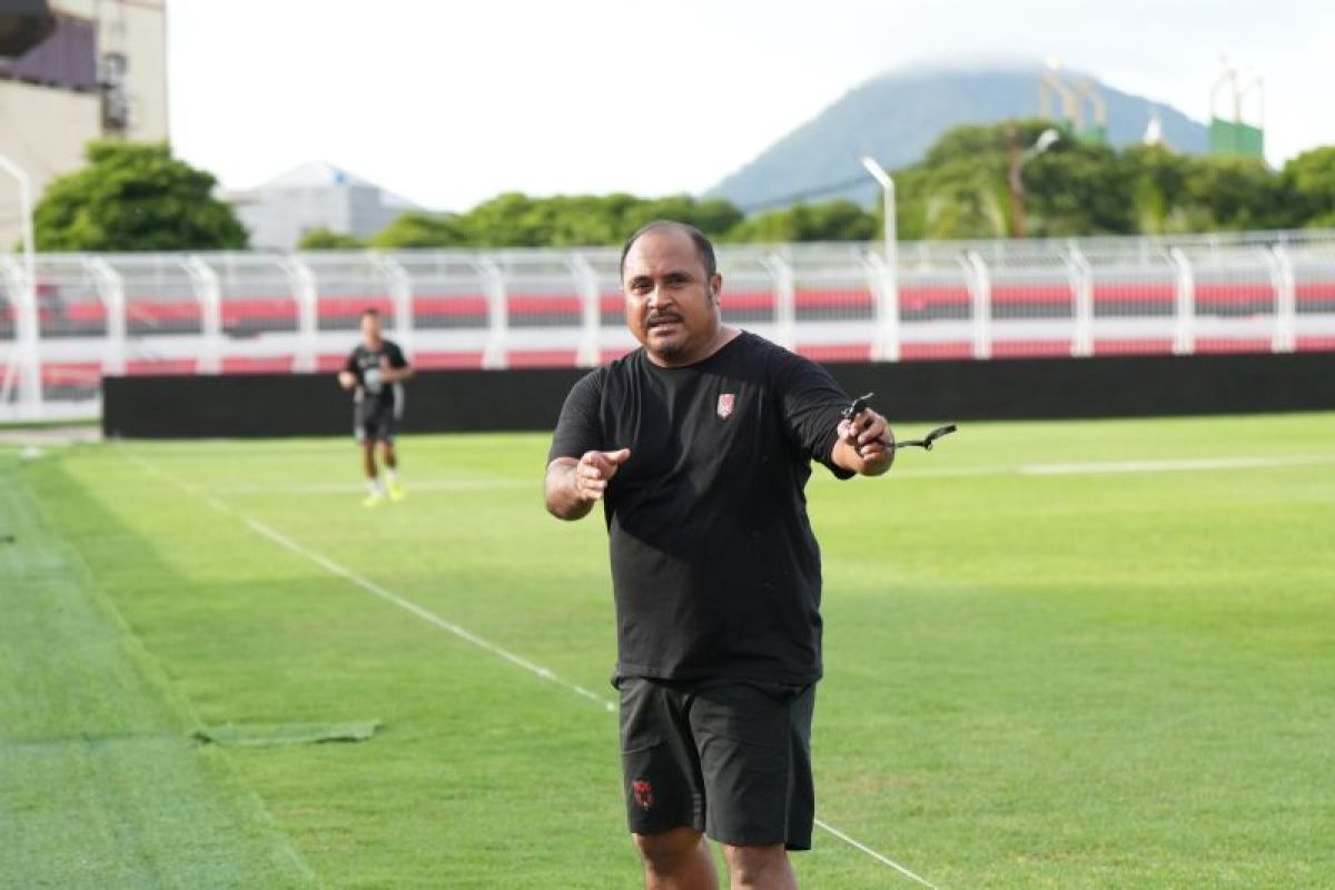 Imran Nahumarury kembali terpilih meraih penghargaan pelatih terbaik Liga I April 2025