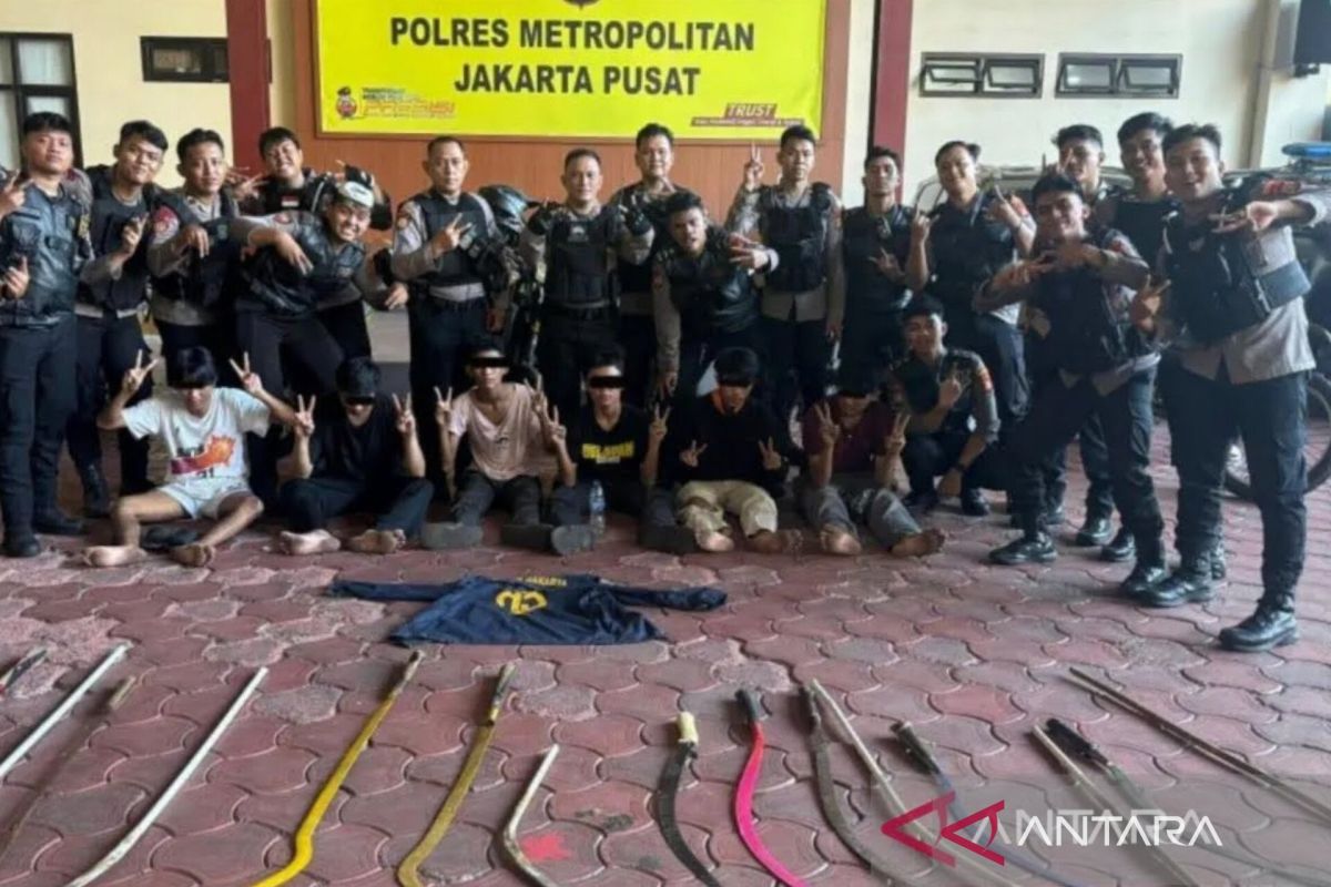 Polisi temukan senjata tajam di Jakpus saat patroli malam