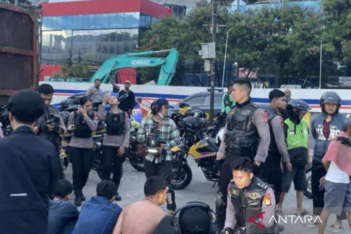 Polisi tangkap 10 pelaku tawuran bawa senjata dan bom di Jakut