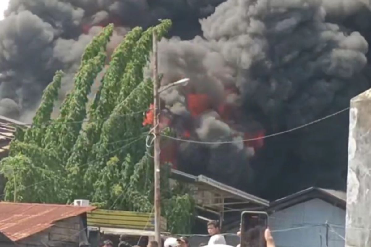 Tim Damkar Kota Padang berjibaku padamkan kebakaran pabrik karet