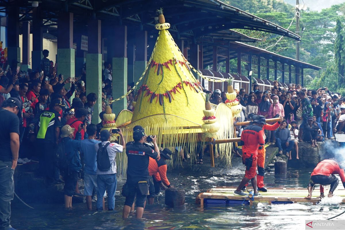 Ribuan warga saksikan Larung Sembonyo di Prigi Trenggalek