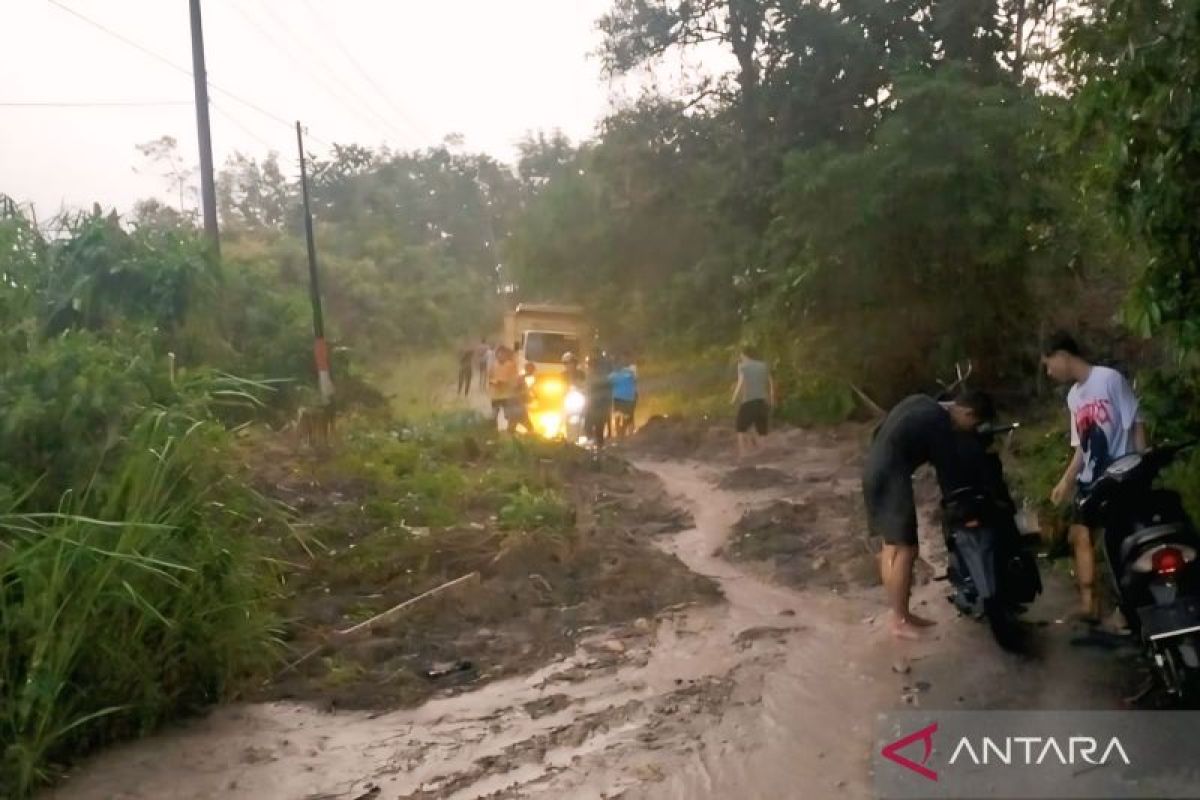 BPBD OKU Selatan evakuasi tanah longsor di Desa Gunung Terang