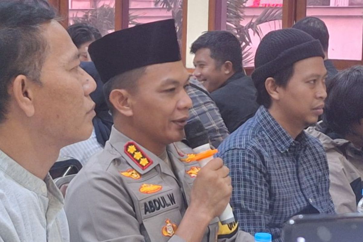 Polres Metro Depok tertibkan atribut bendera ormas dan posko tidak berIMB