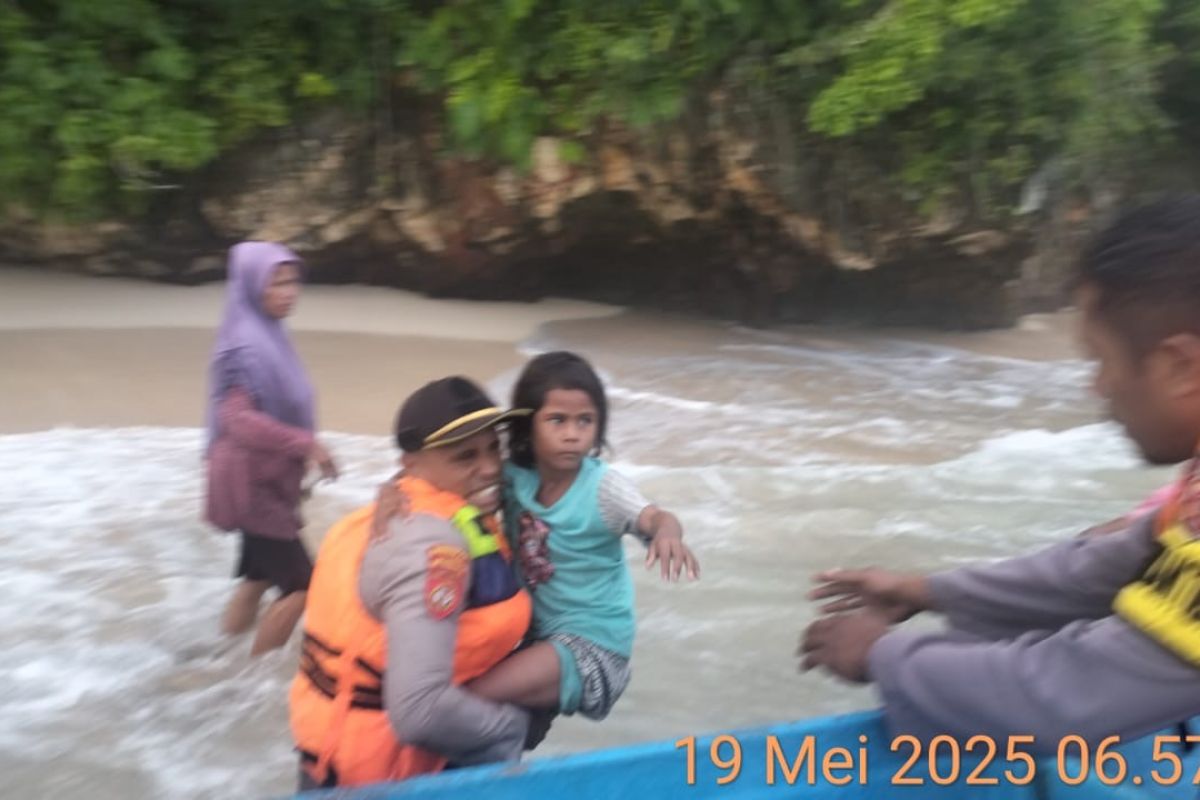 Polres Bursel  bantu evakuasi satu keluarga mengalami kecelakaan laut