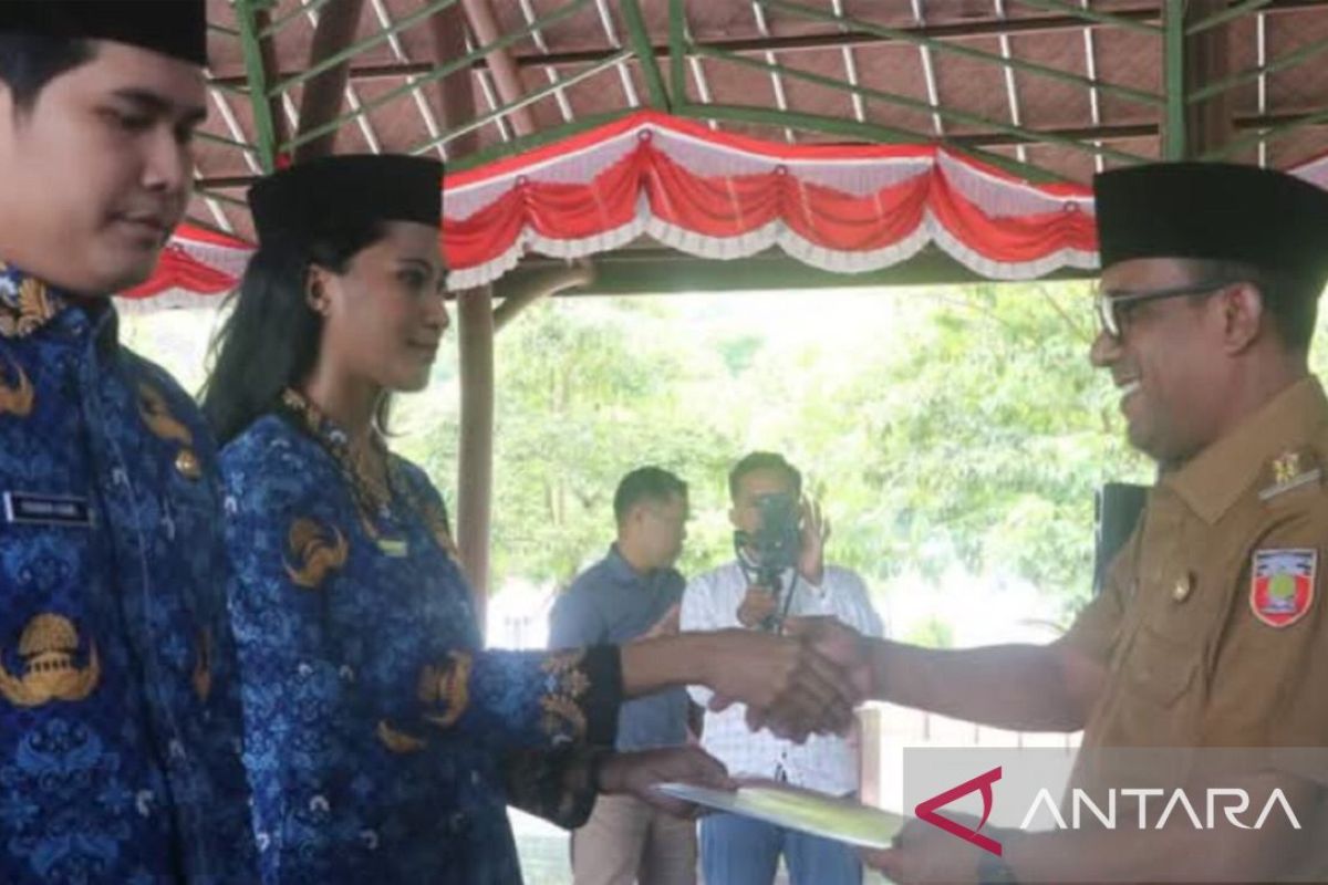 Pemkab Maluku Tengah serahkan 232 SK pada PNS baru formasi 2024