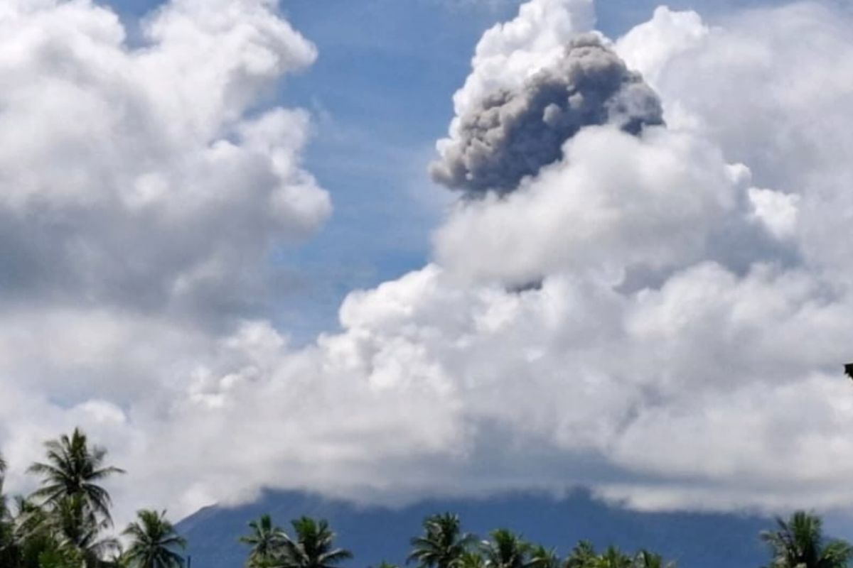 PGA:  Gunung Ibu di Halmahera Barat erupsi Senin pagi