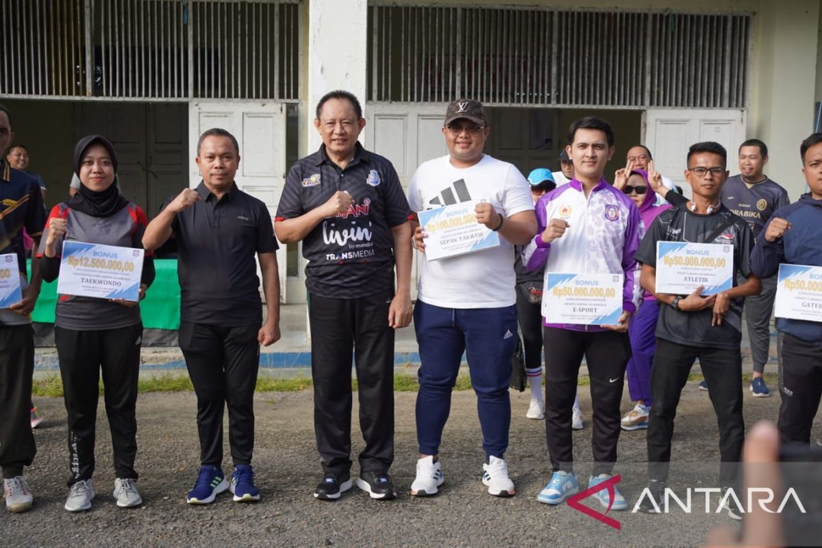 Pemprov Gorontalo serahkan bonus atlet PON yang tertunda