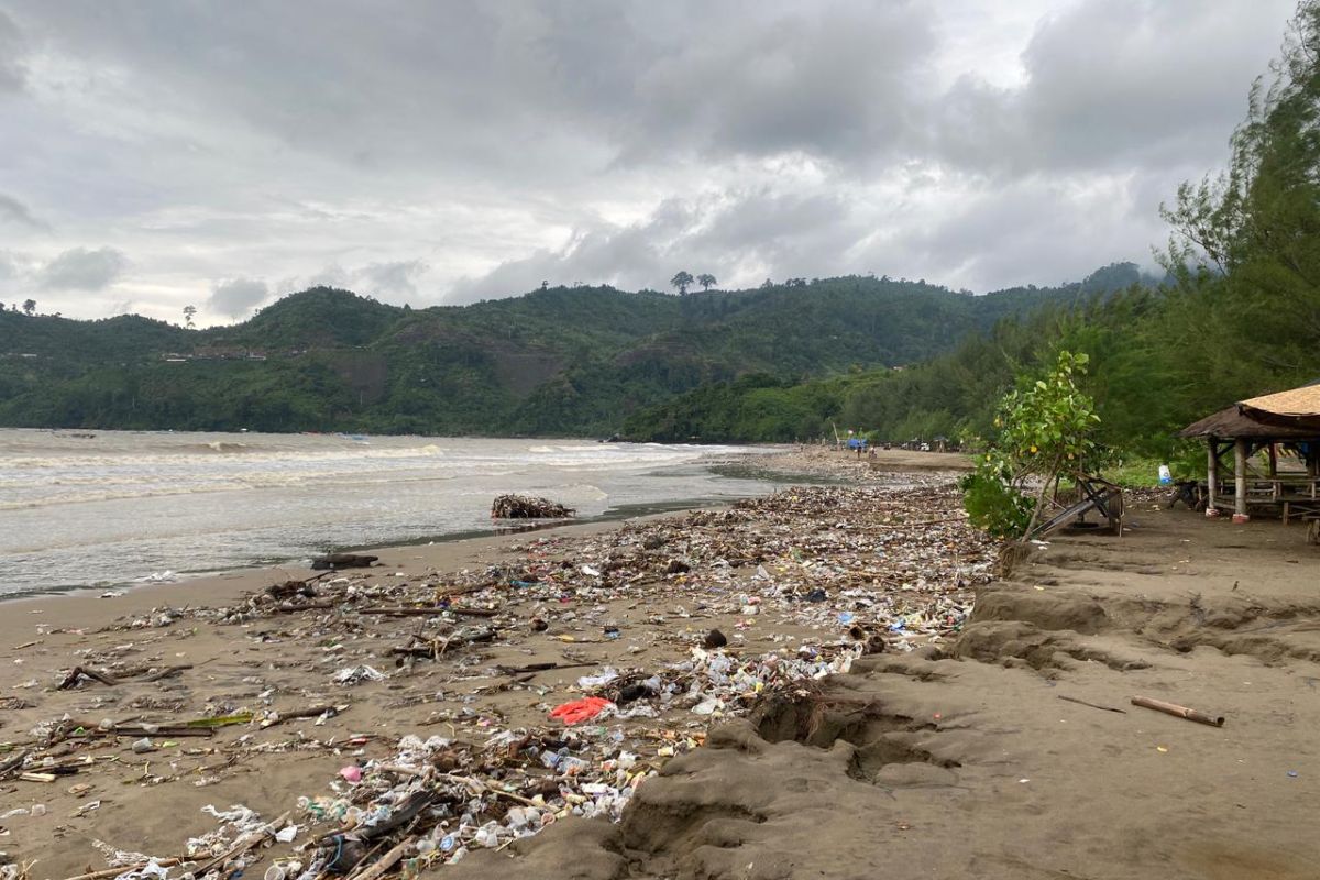 Lima Pantai Tulungagung dipenuhi sampah akibat luapan Sungai Niyama