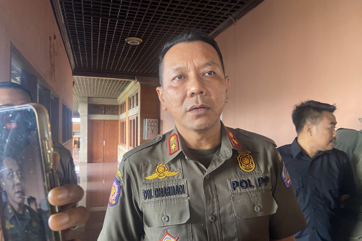 Satpol PP Bali hentikan sementara usaha galian C di Dawan