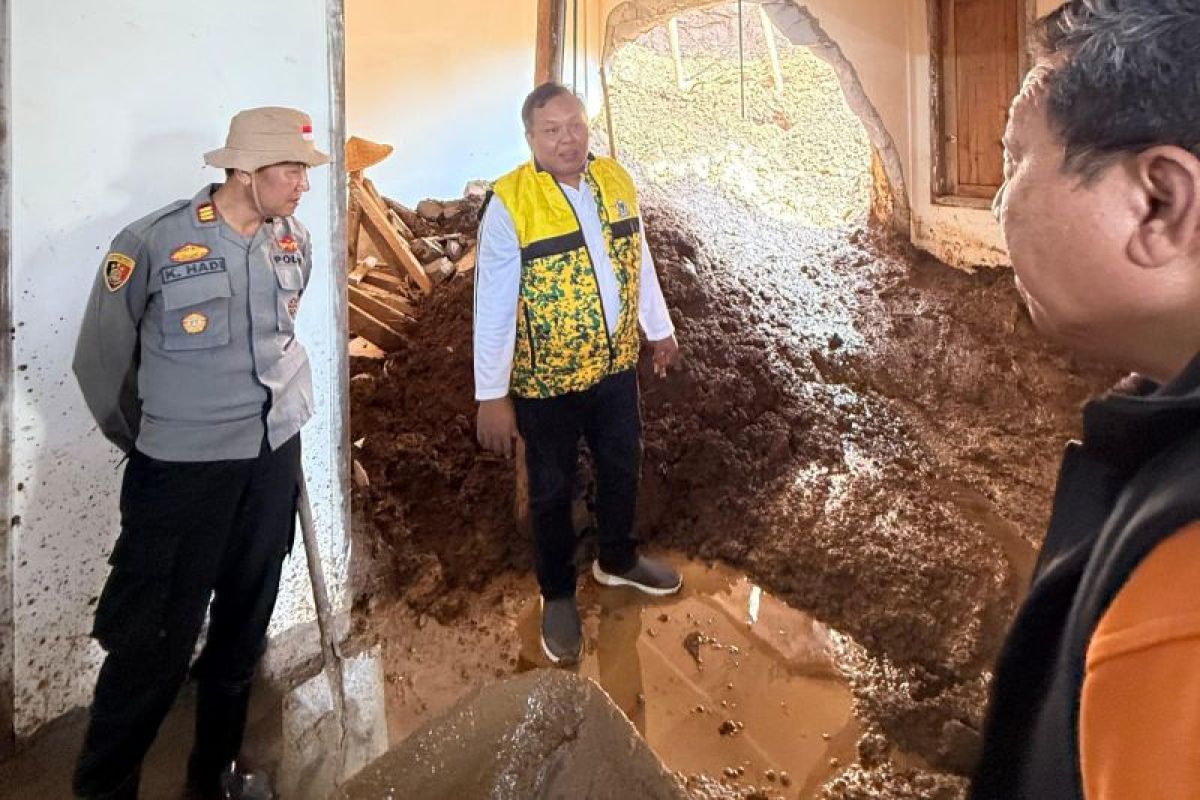 DPRD Jatim bantu korban tanah longsor dan banjir Kediri