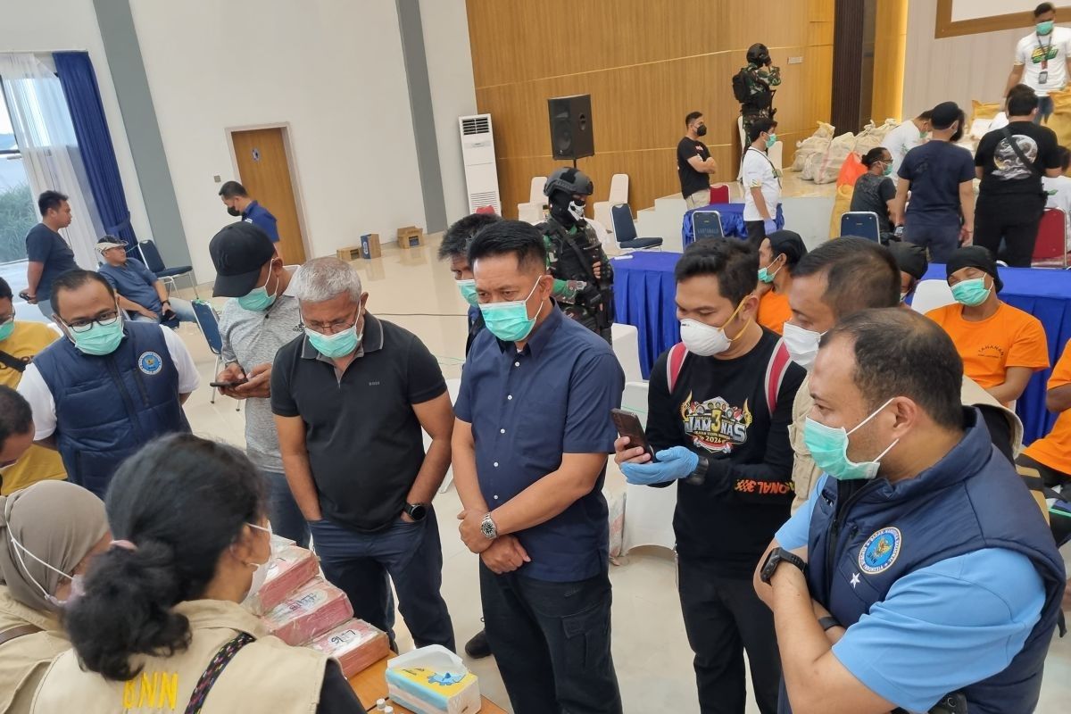 TNI AL sebut berat barang bukti narkoba selundupan di Kepulauan Riau jadi 2 ton