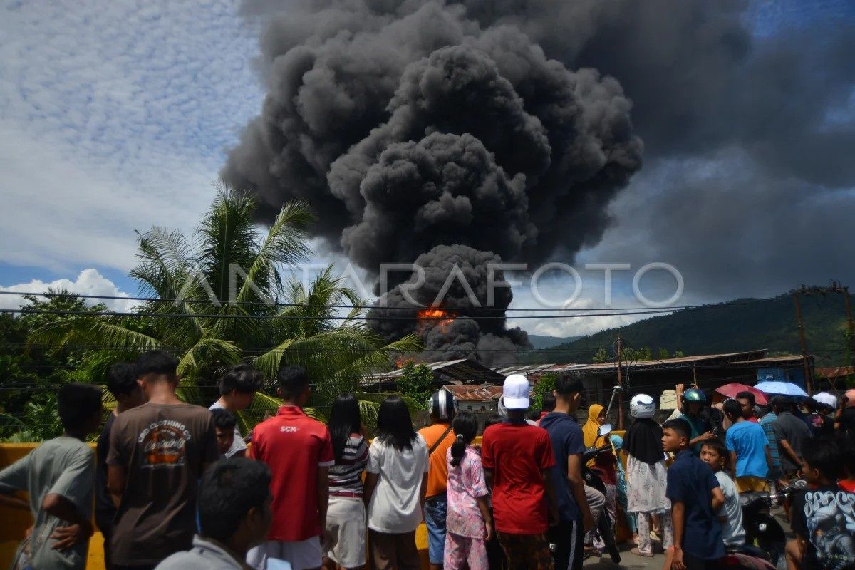 Kebakaran pabrik karet di Padang
