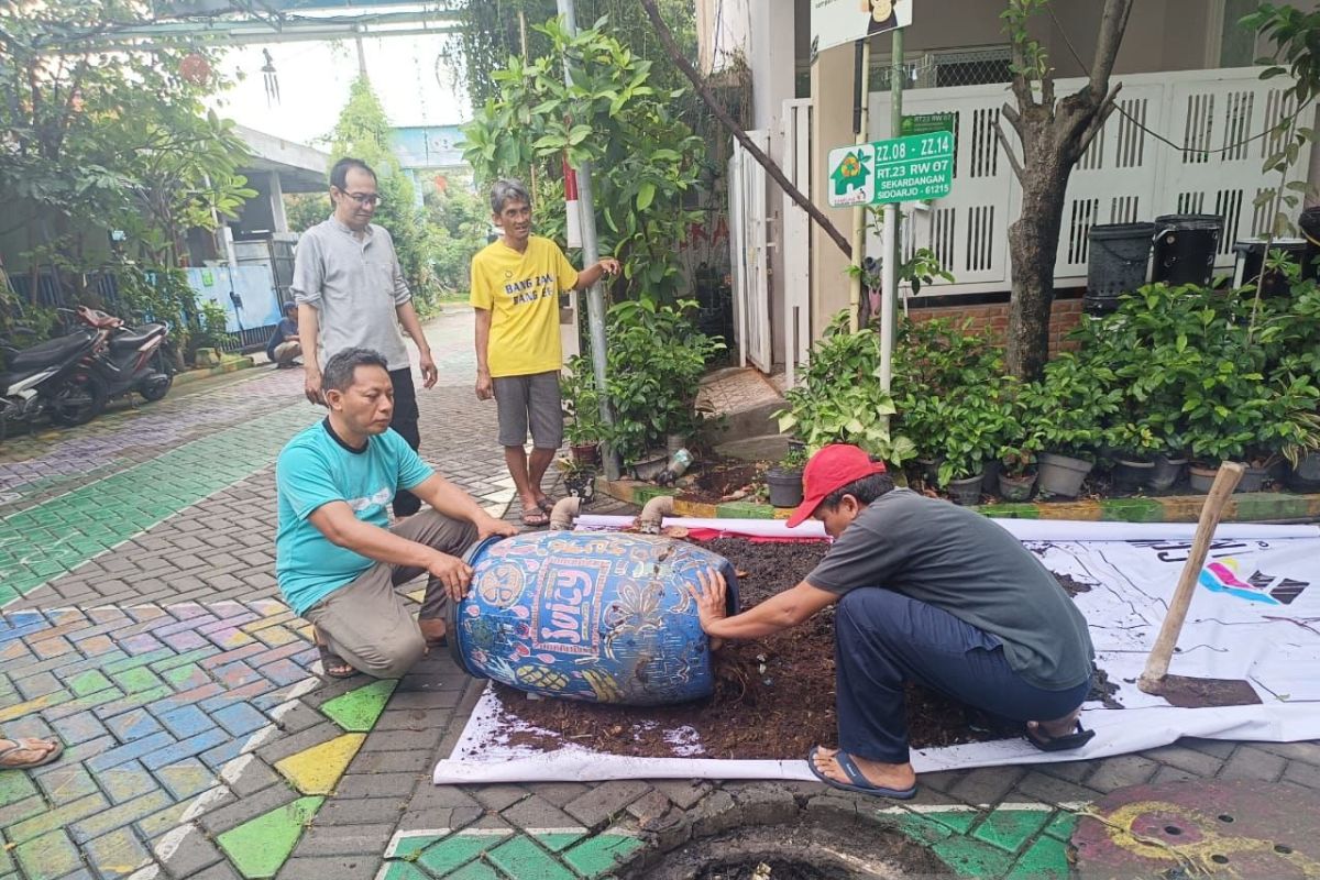Kampung Edukasi Sampah Sidoarjo panen kompos dari sumur resapan