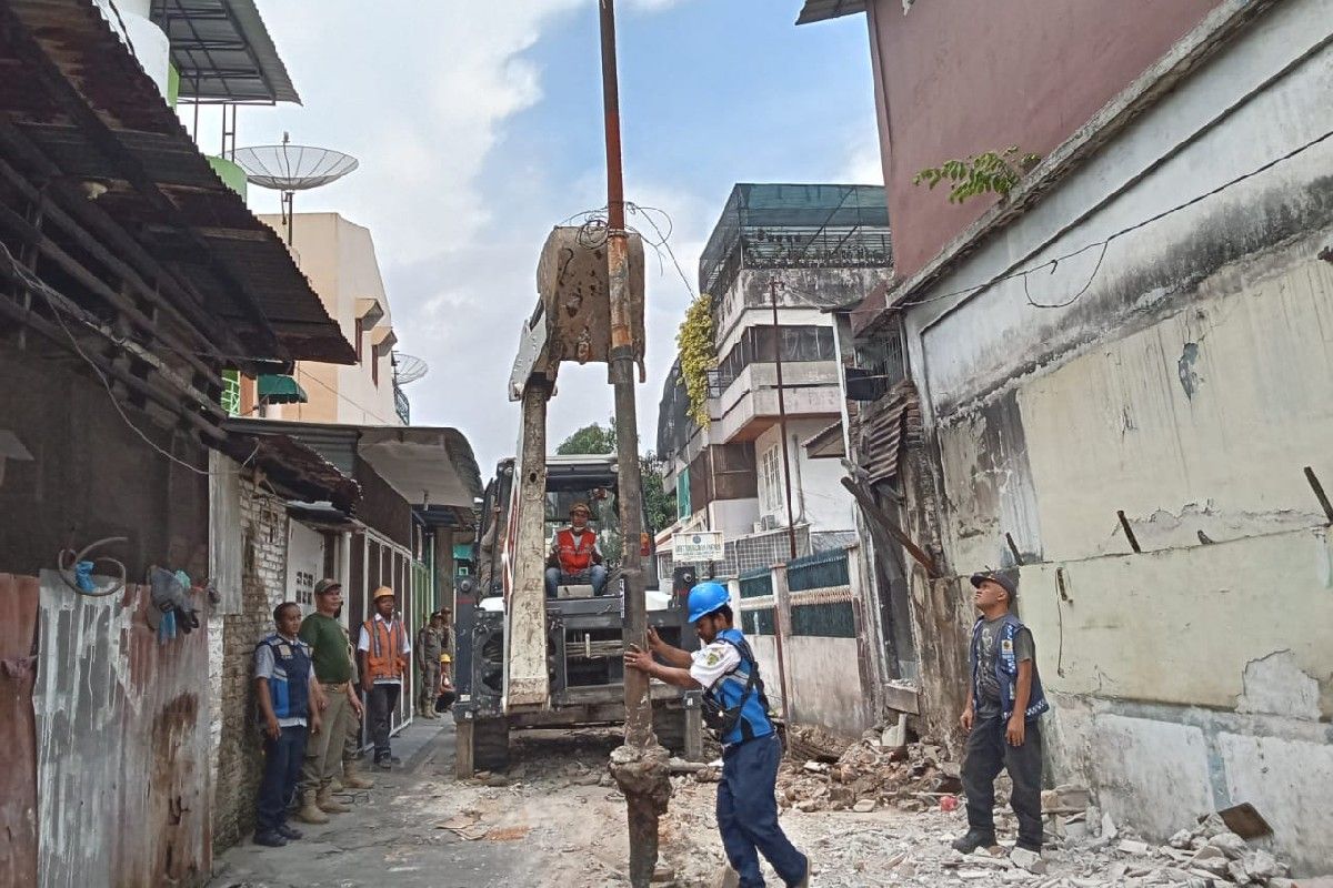 Pemkot Medan bongkar dua unit bangunan ilegal