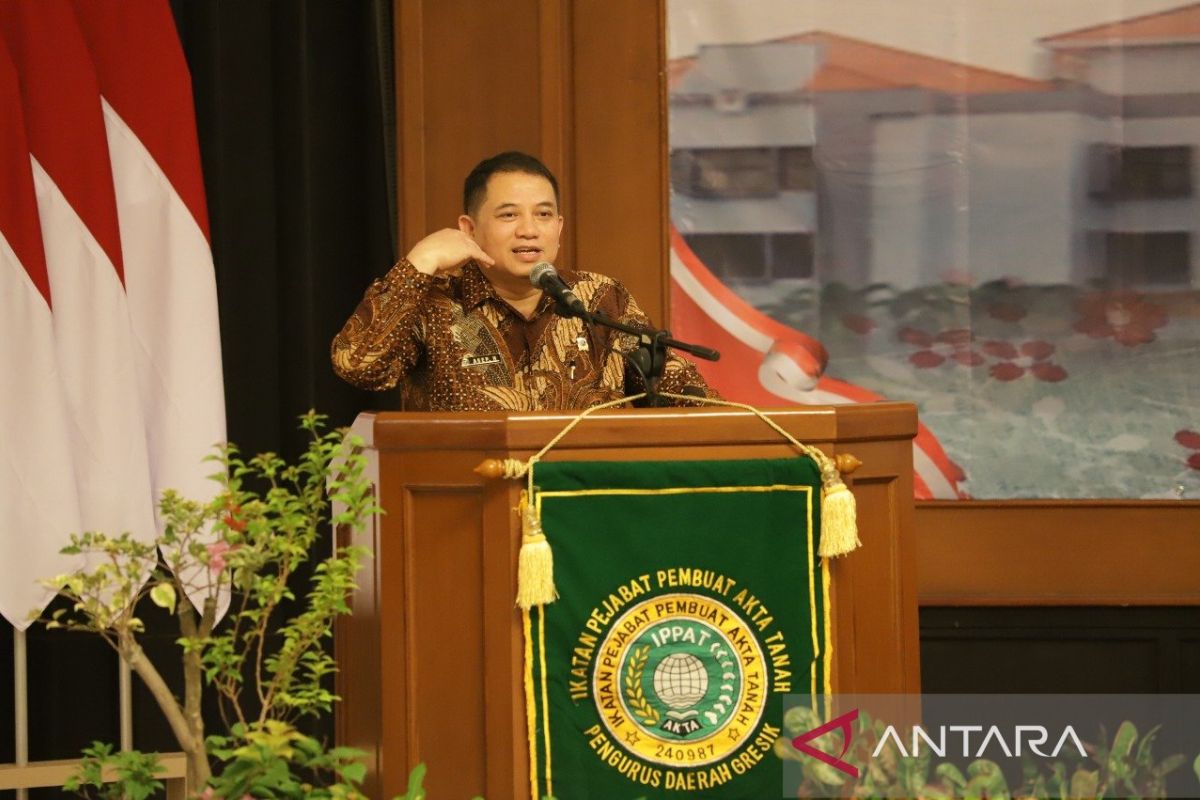 Kakanwill BPN Jatim kukuhkan pengurus IPPAT Gresik