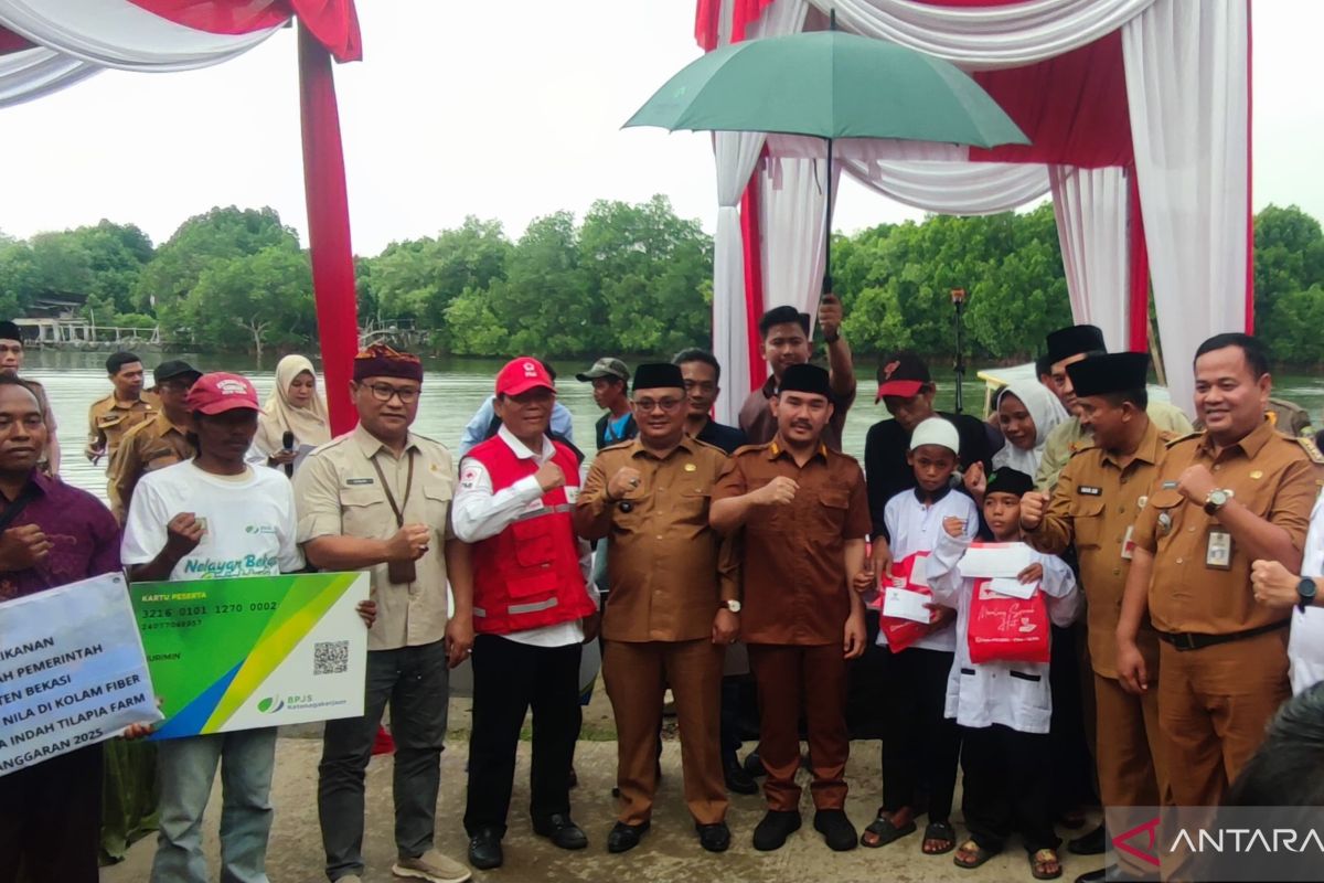 Bupati Bekasi serahkan bantuan sarpras dan jaminan sosial kepada nelayan
