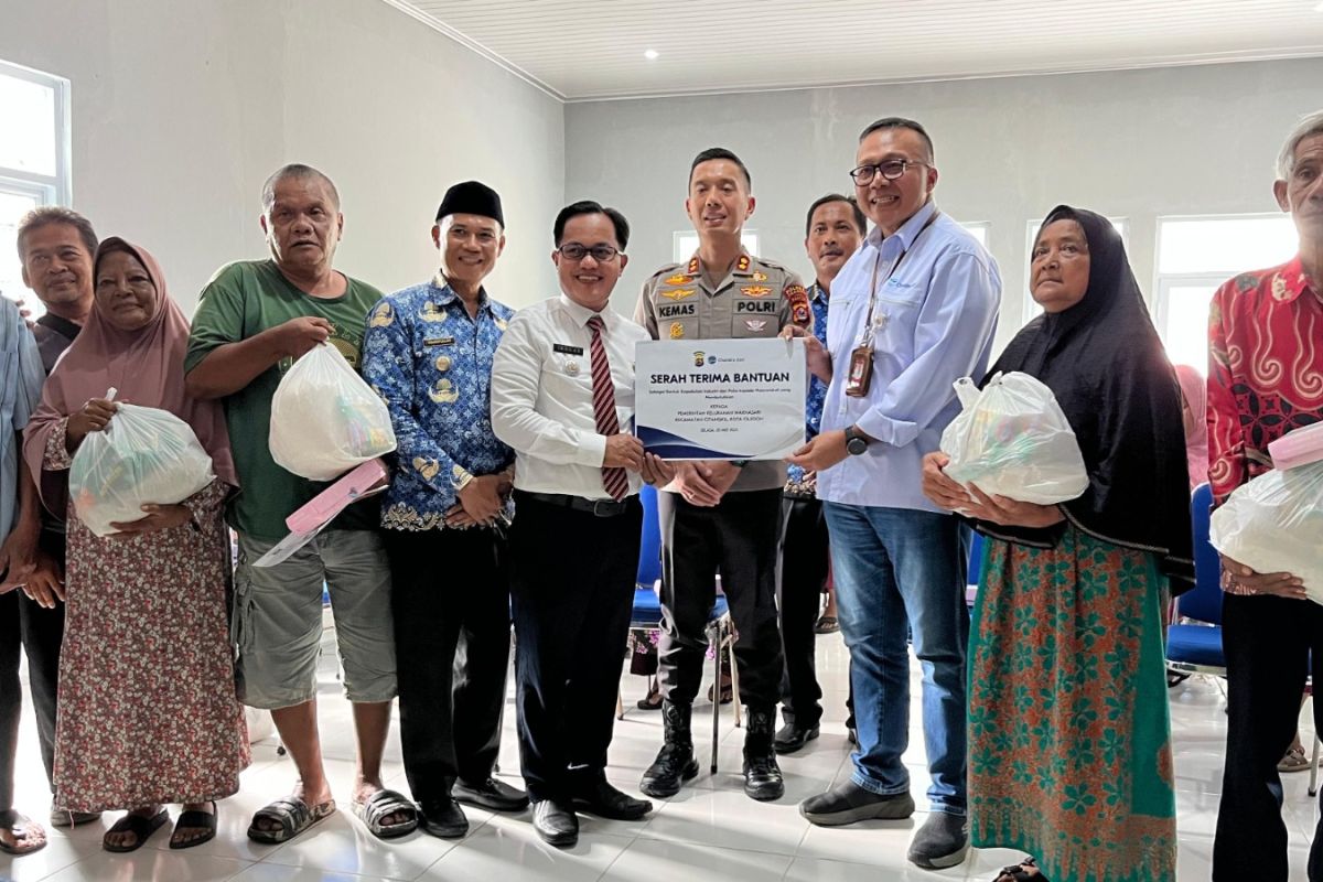 Pelaku industri di Cilegon salurkan sembako di Warnasari dan Samangraya