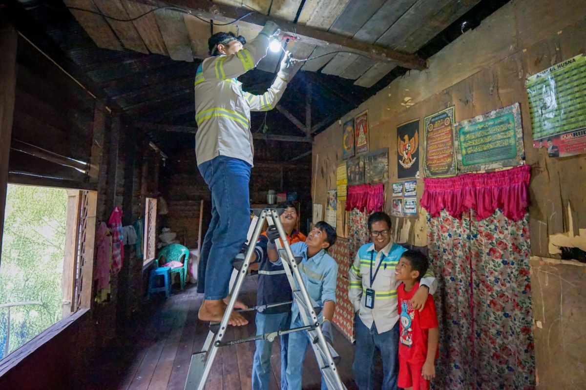 PT TPI beri bantuan perbaikan instalasi panel Surya Desa Pemarangan Kiwa