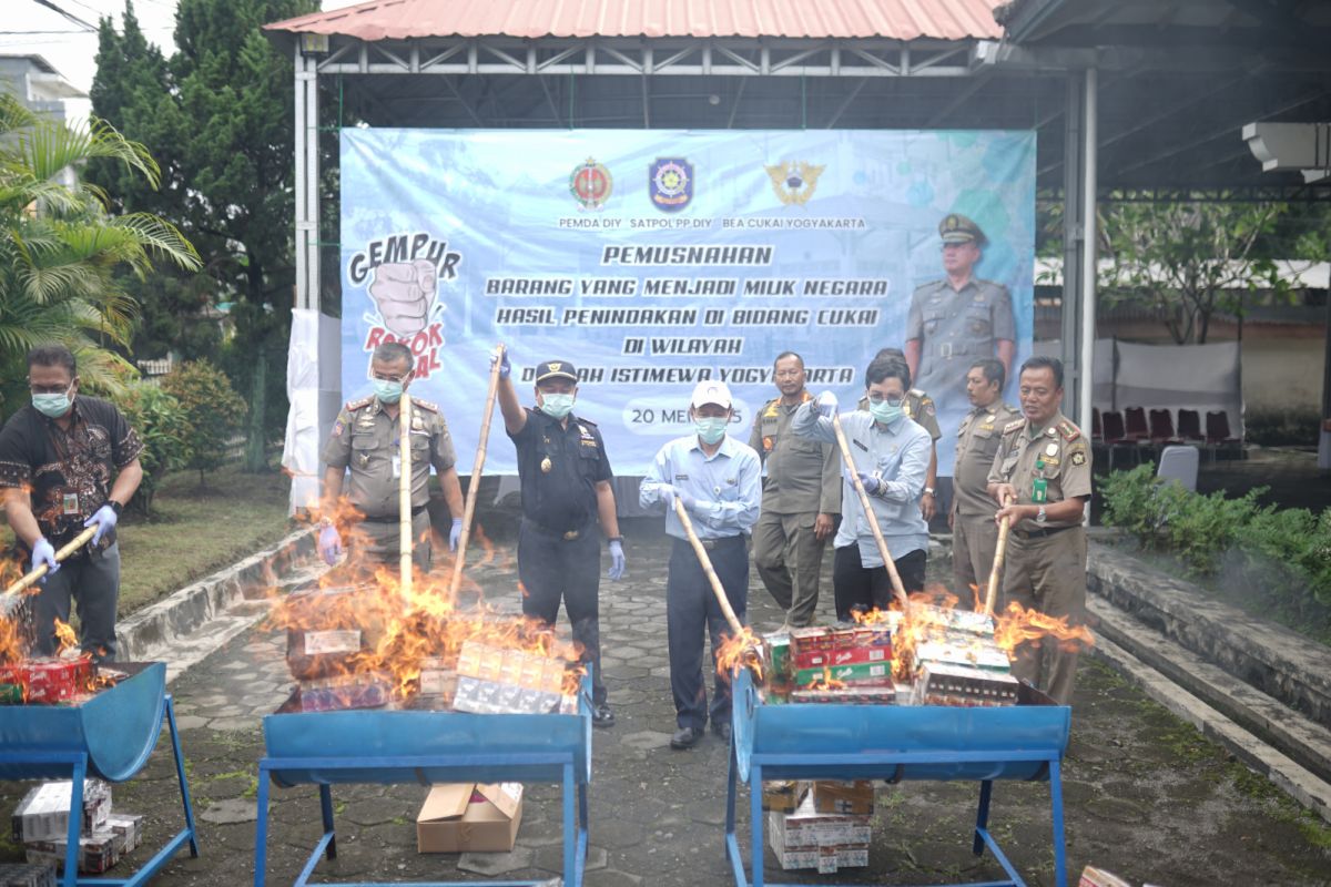 Rokok ilegal senilai Rp2,5 miliar dimusnahkan Pemda DIY dan Bea Cukai