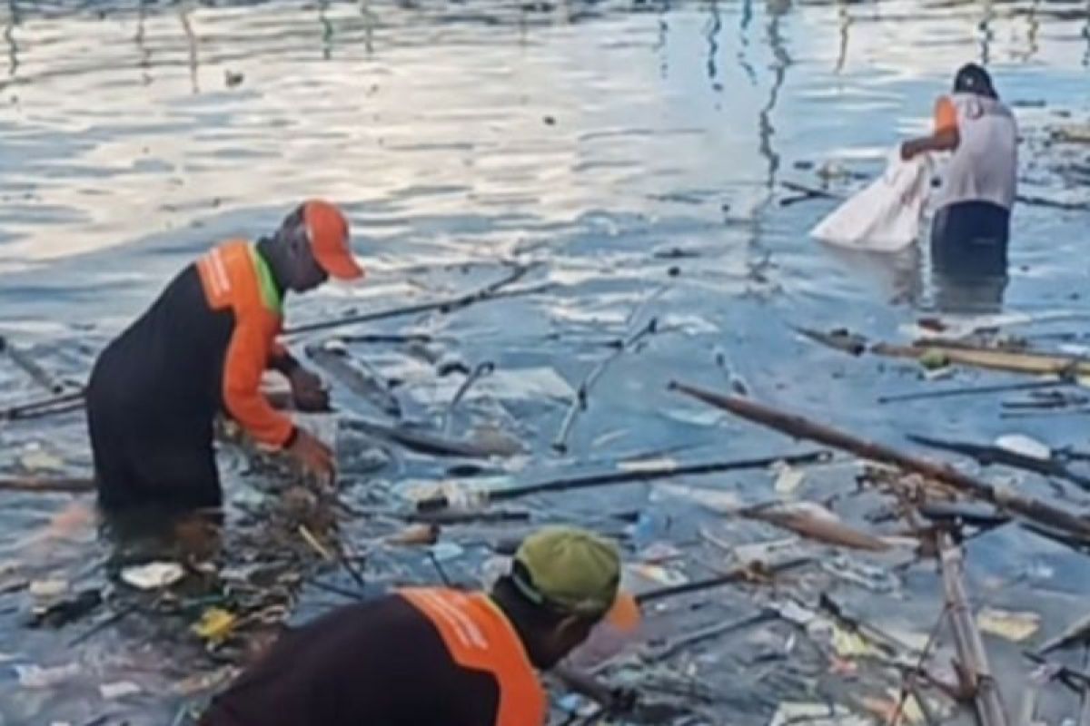 Pemkab  Kepulauan Seribu angkut 250 ton sampah kiriman di perairan Pulau Tidung