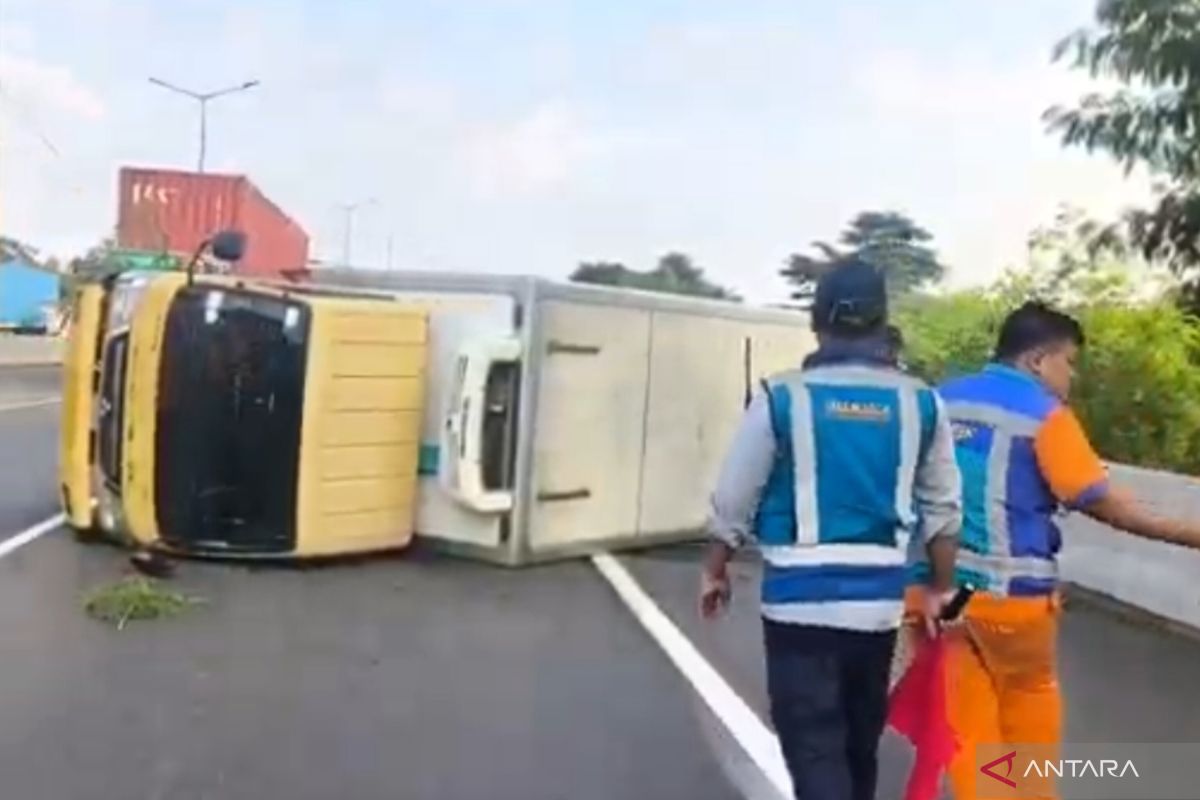 Akibat pecah ban, truk boks muatan daging terguling di Tol JORR Cakung