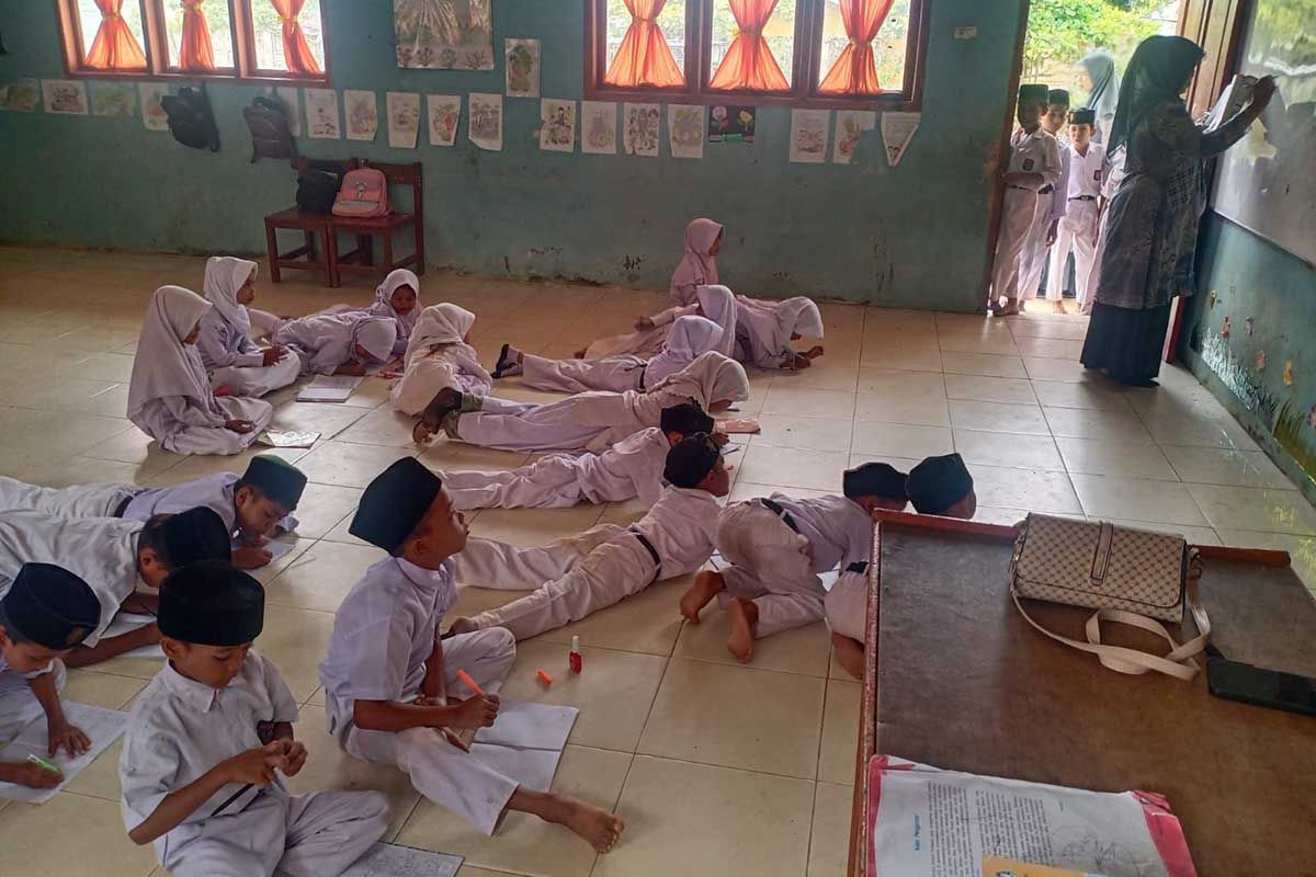 Miris, Siswa SD negeri di Aceh Timur ini terpaksa belajar sambil tengkurap