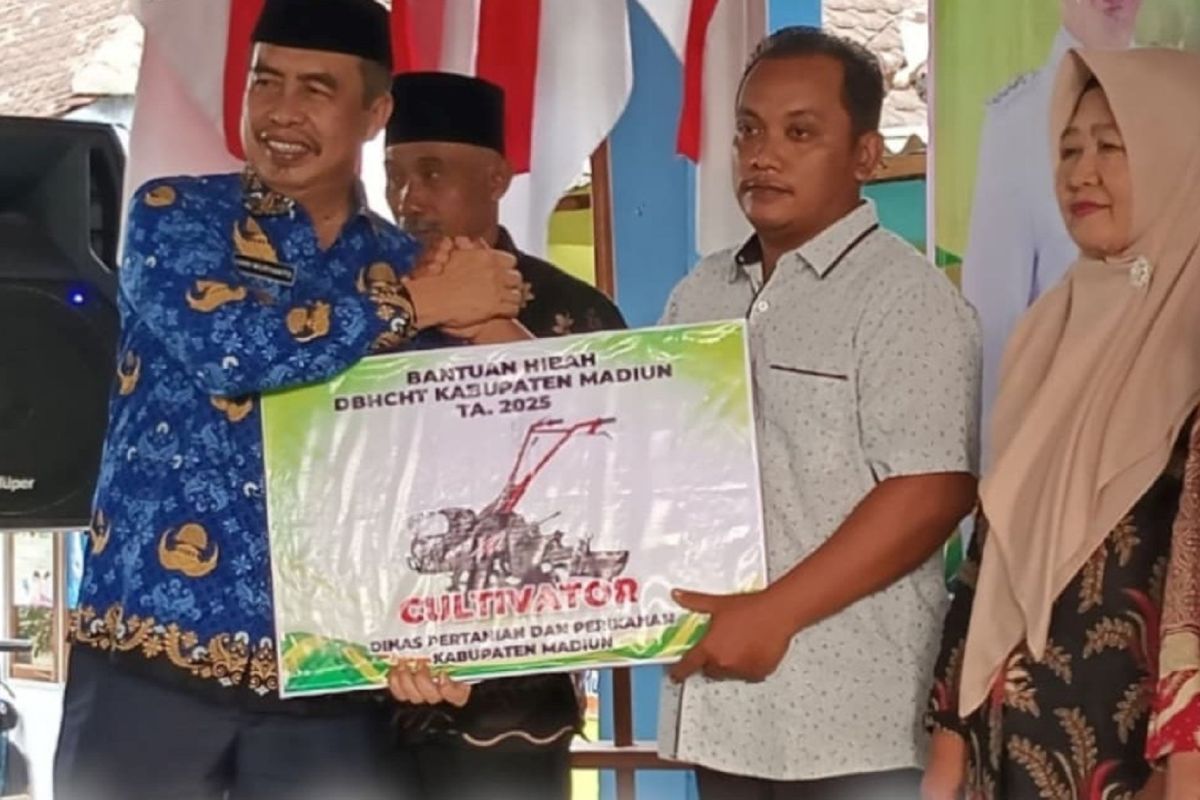 Bupati Madiun berikan bantuan benih padi untuk kelompok tani dan KWT
