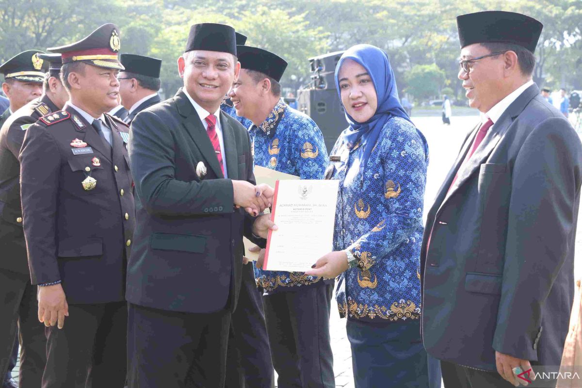 Pemkab Bekasi serahkan 130 badan hukum Koperasi Merah Putih kepada desa dan kelurahan