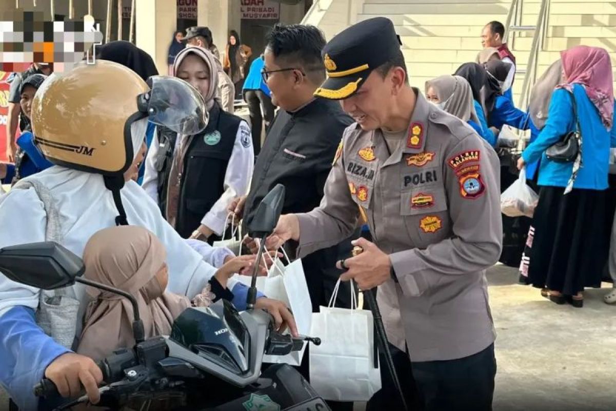 Univsm dan Polres Balangan bagikan takjil untuk masyarakat