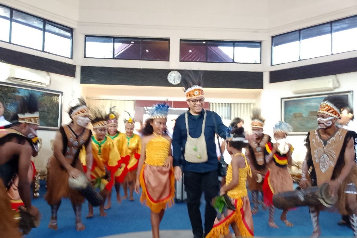 Wamen Komdigi tiba disambut dengan tarian adat Sentani di Jayapura