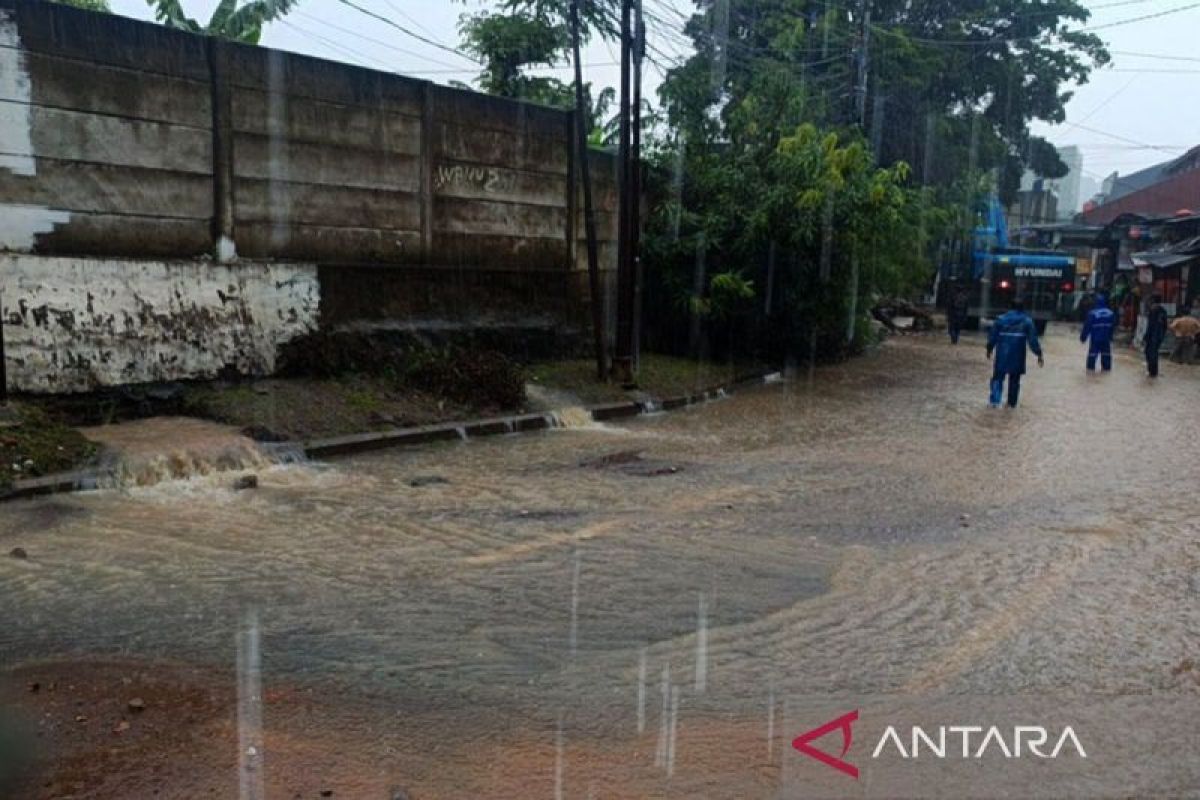 Hujan lebat jadi penyebab tembok gudang SDA jebol di Pasar Minggu