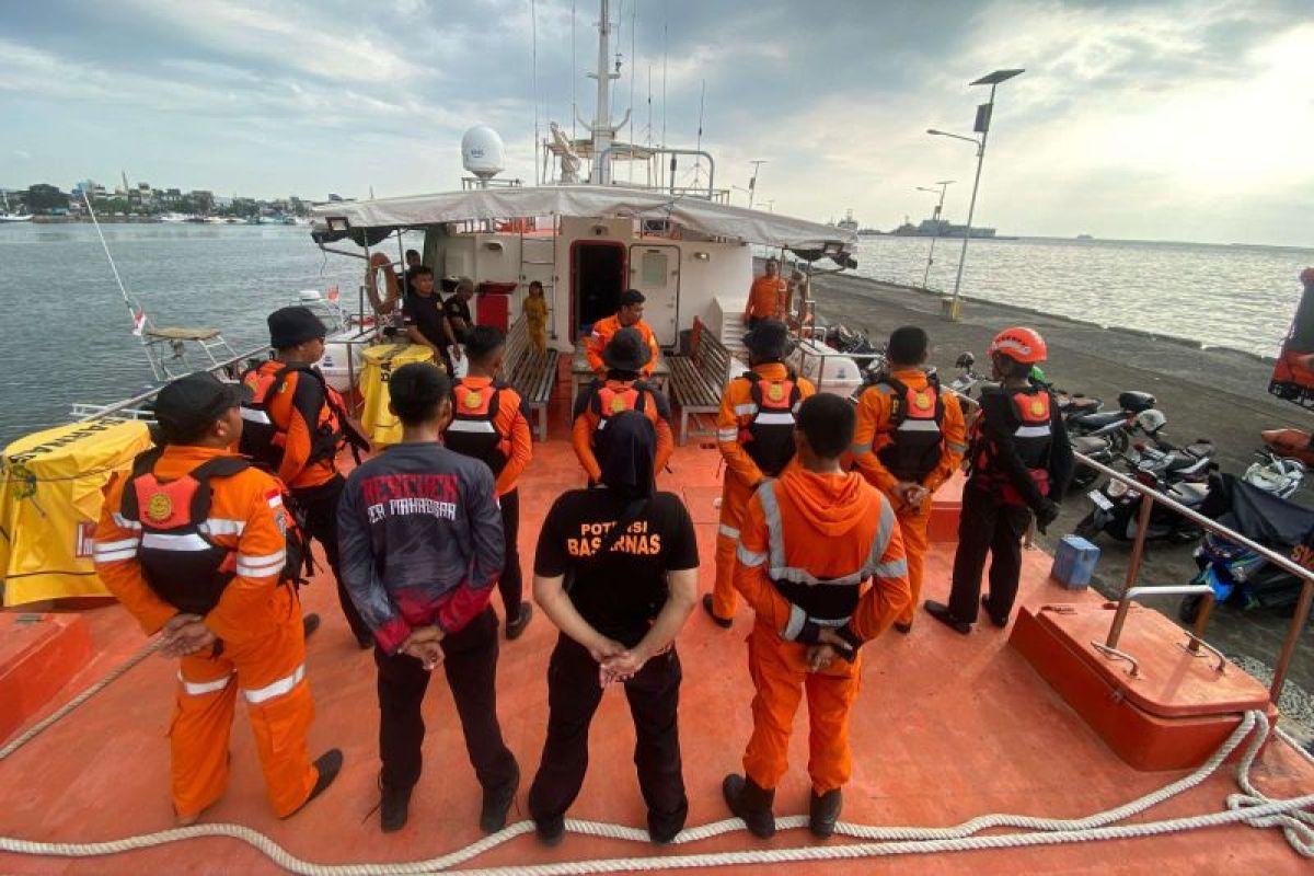 SAR Makassar cari penumpang KM Tidar lompat ke laut
