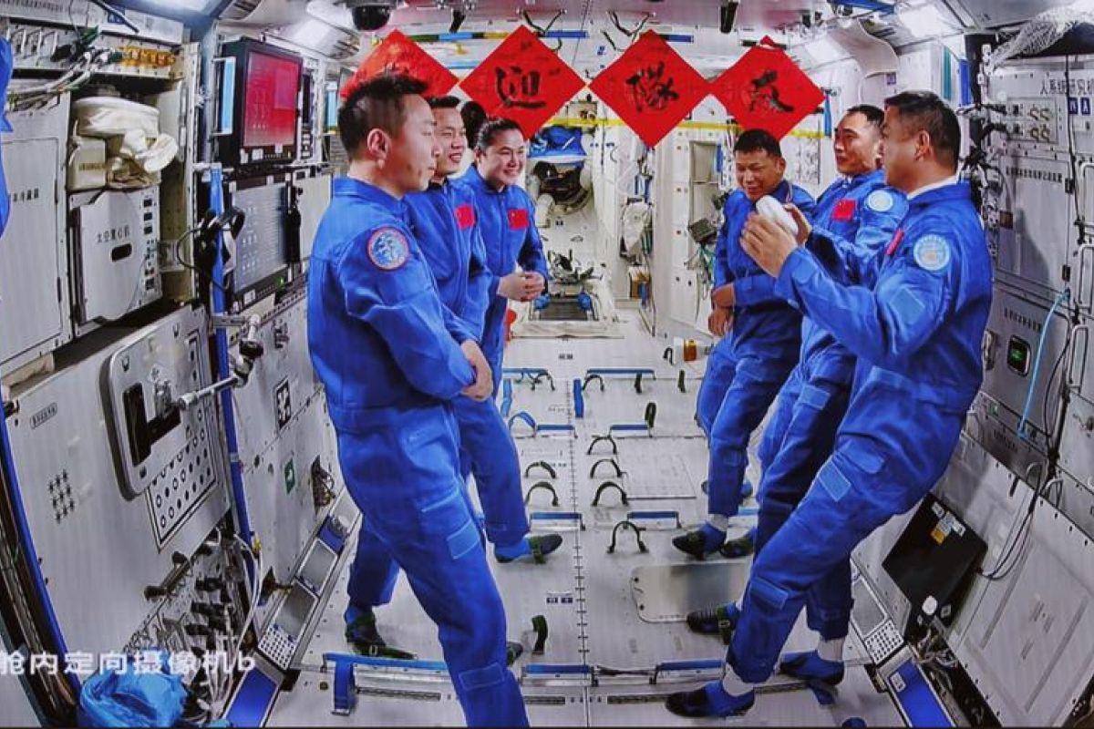 Kru Shenzhou-20 bersiap lakukan "spacewalk" perdana