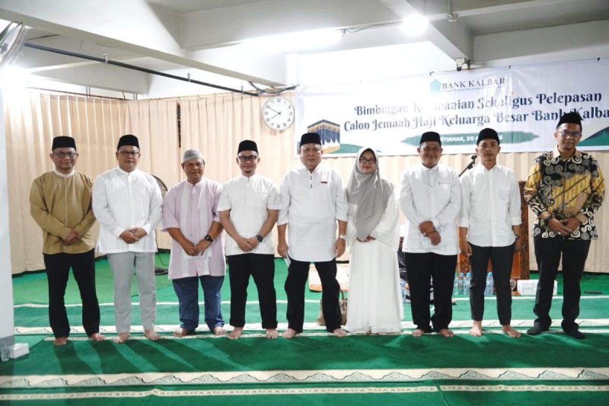 Direksi lepas 17 orang keluarga besar Bank Kalbar berangkat haji