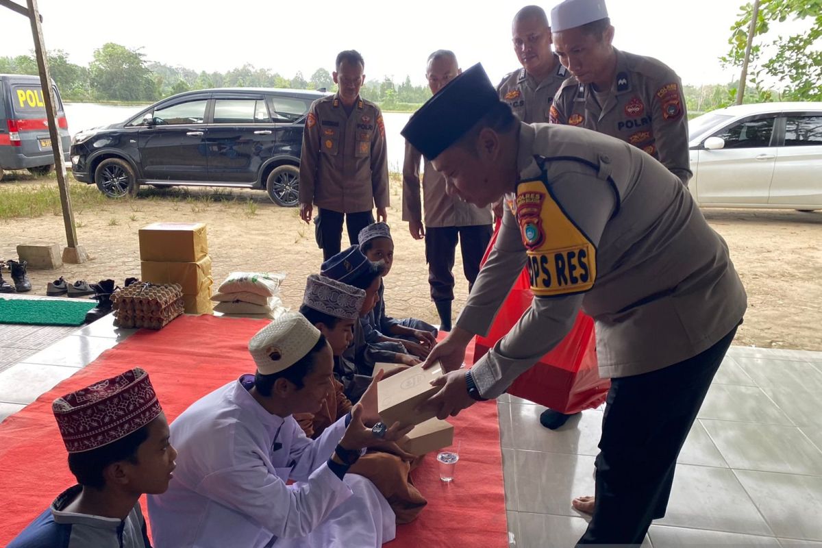 Kapolres Bangka Selatan berikan santunan kepada anak yatim di Ponpes Birkatul Ulum Desa Bikang
