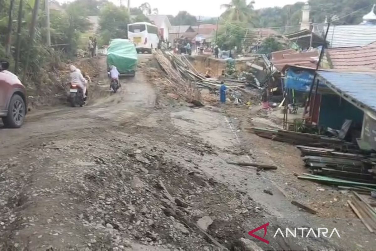 Sebanyak 21 rumah terdampak longsor  jalur Samarinda-Balikpapan KM 28