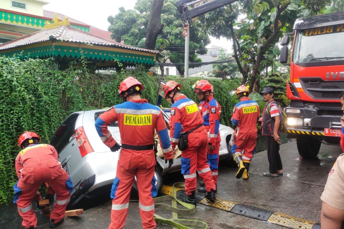 Imbas jalan tergenang banjir, sebuah mobil "nyungsep" ke selokan