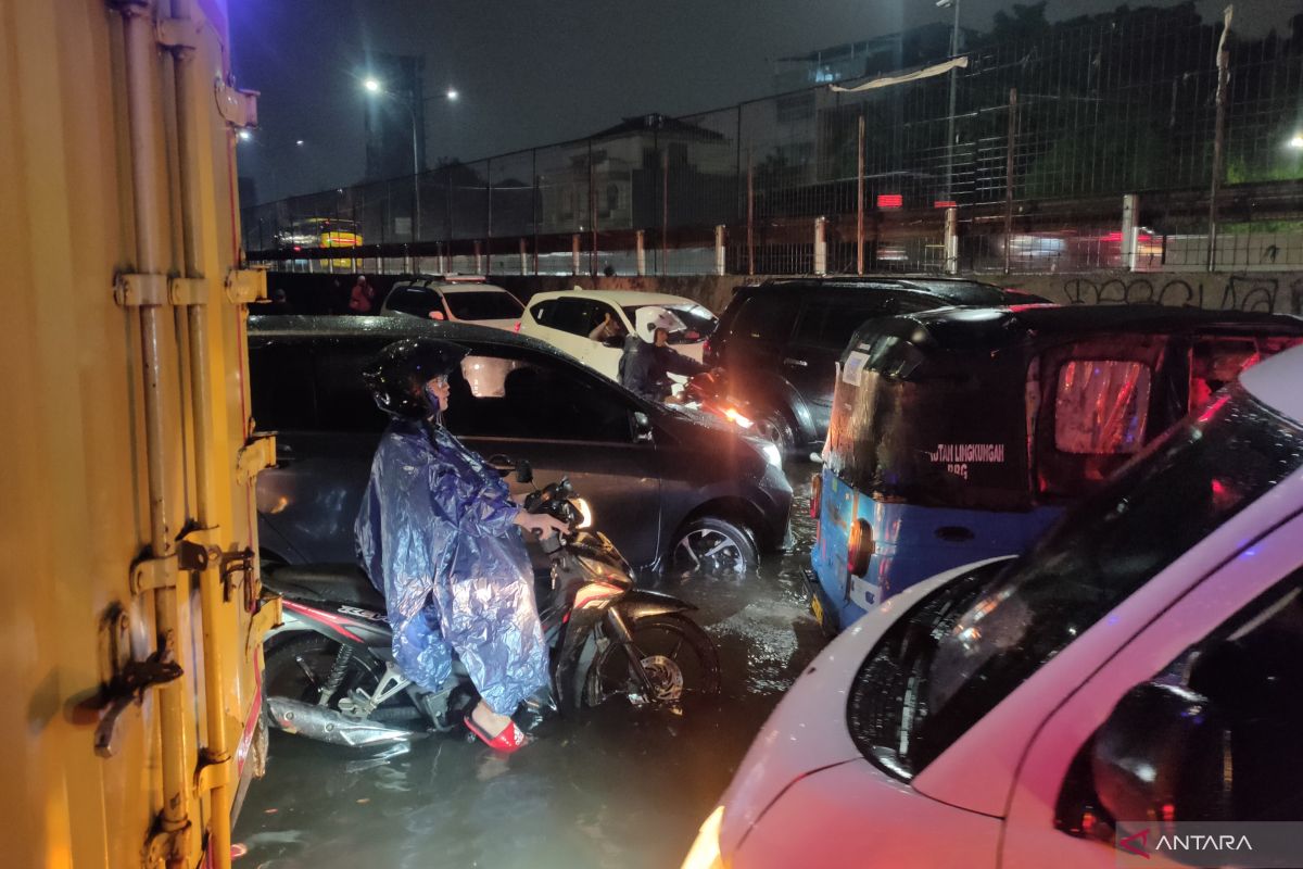 Lalu lintas Jalan Arjuna Utara Jakbar macet total akibat banjir