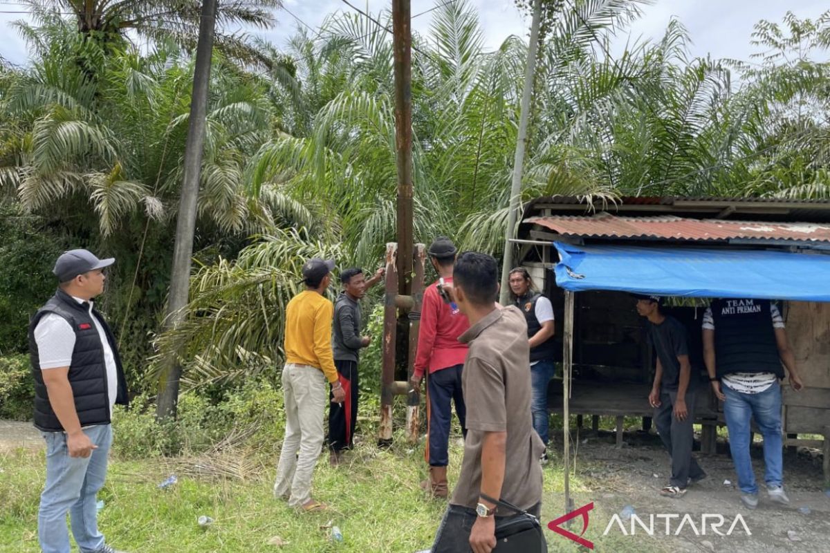 Polres Aceh Barat bongkar portal jalan berantas pungli dan premanisme di desa