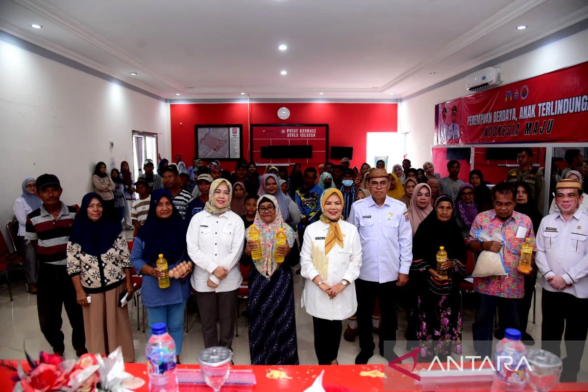 Wagub Gorontalo menyerahkan bantuan pangan di Bulango Selatan